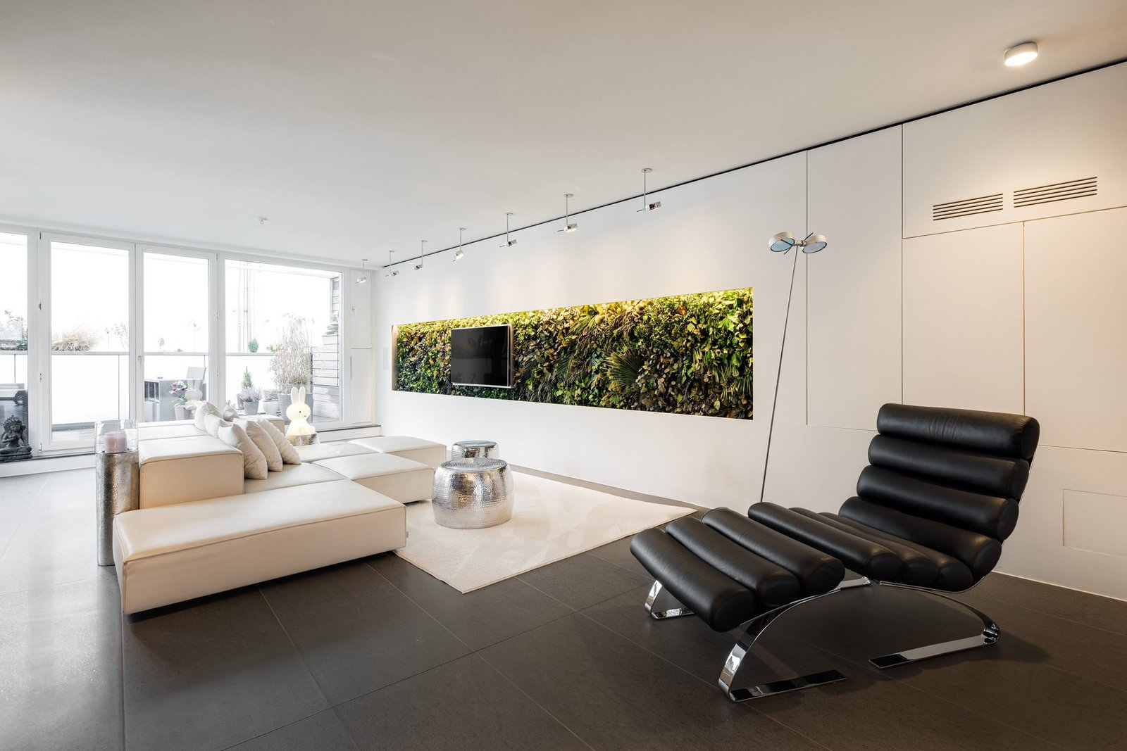 Living In The Isar Floodplains. Design Meets Urbanity And Nature. Your Retreat At The Volksbad. Apartment in Munich, Bavaria, Germany