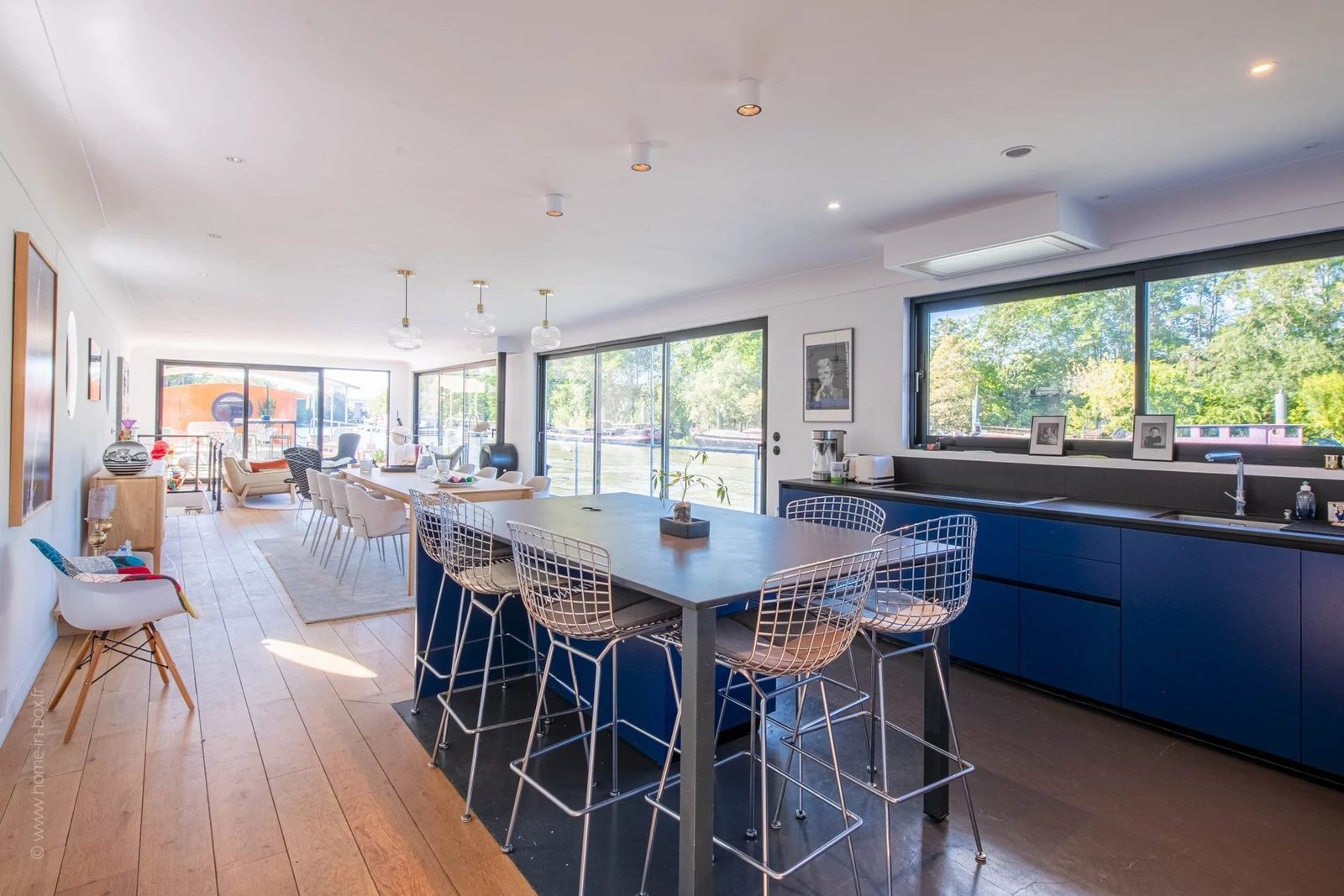 A Spacious Houseboat For Country Living In Paris Apartment in Paris, Île-de-France, France