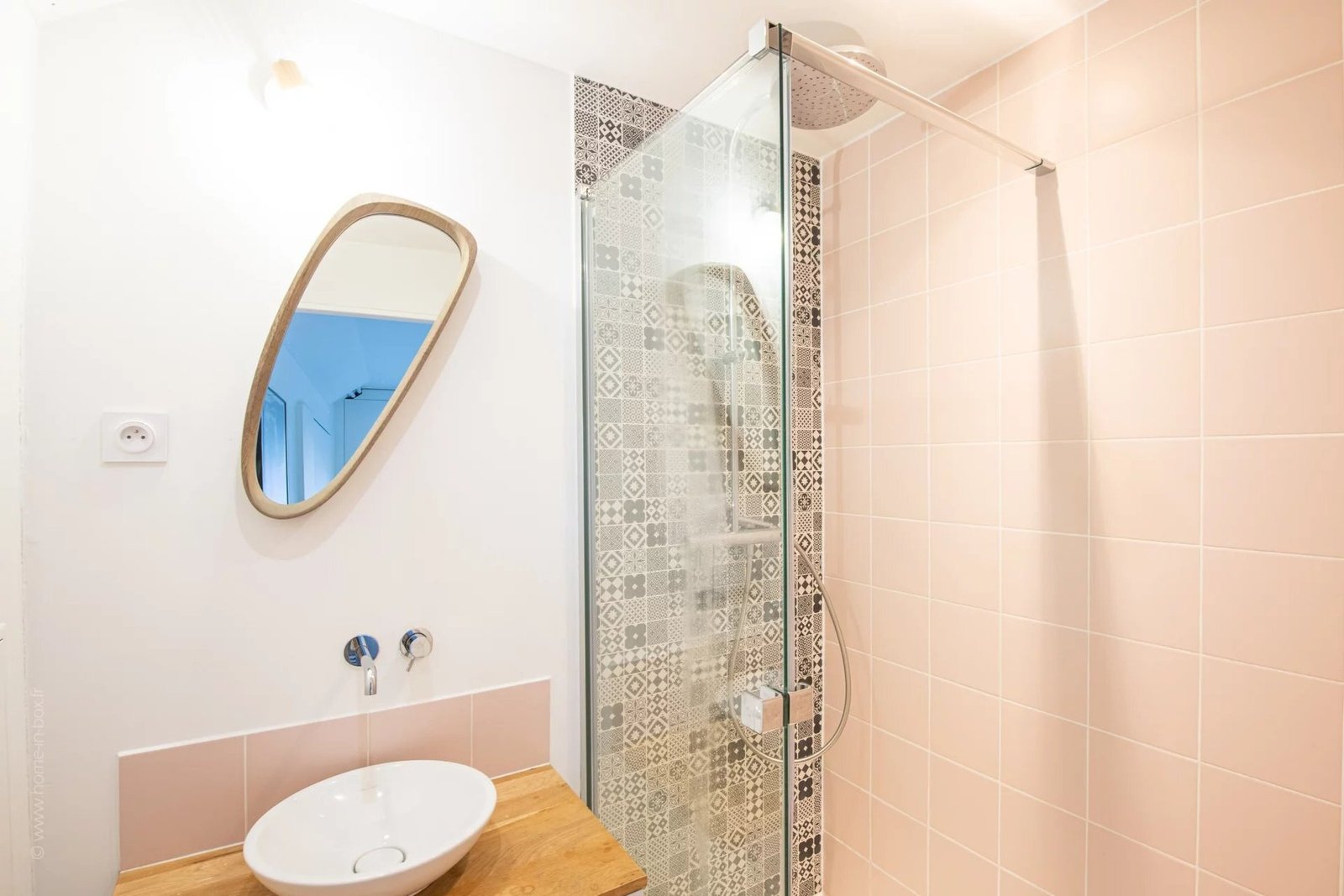 A Spacious Houseboat For Country Living In Paris Apartment in Paris, Île-de-France, France