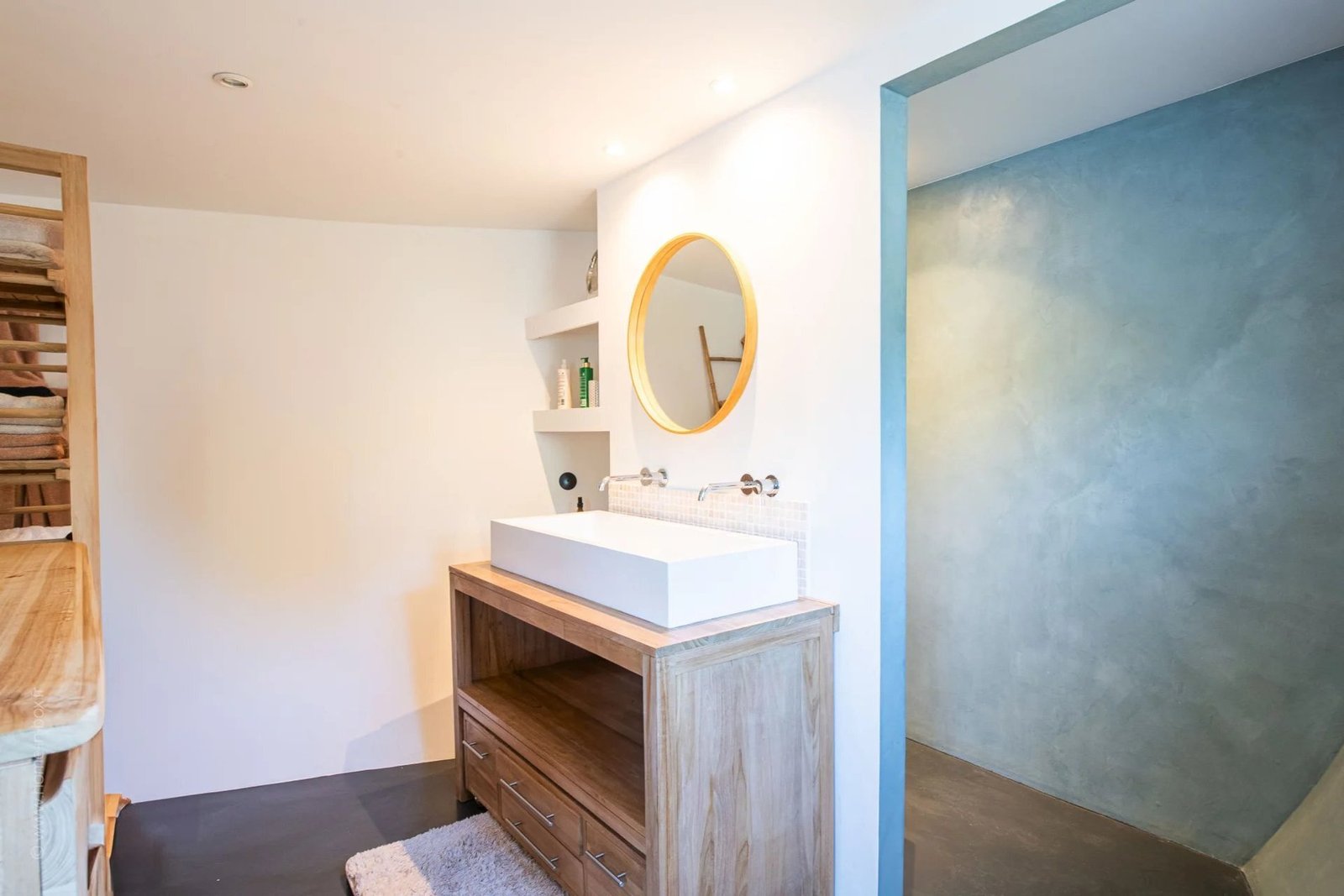 A Spacious Houseboat For Country Living In Paris Apartment in Paris, Île-de-France, France