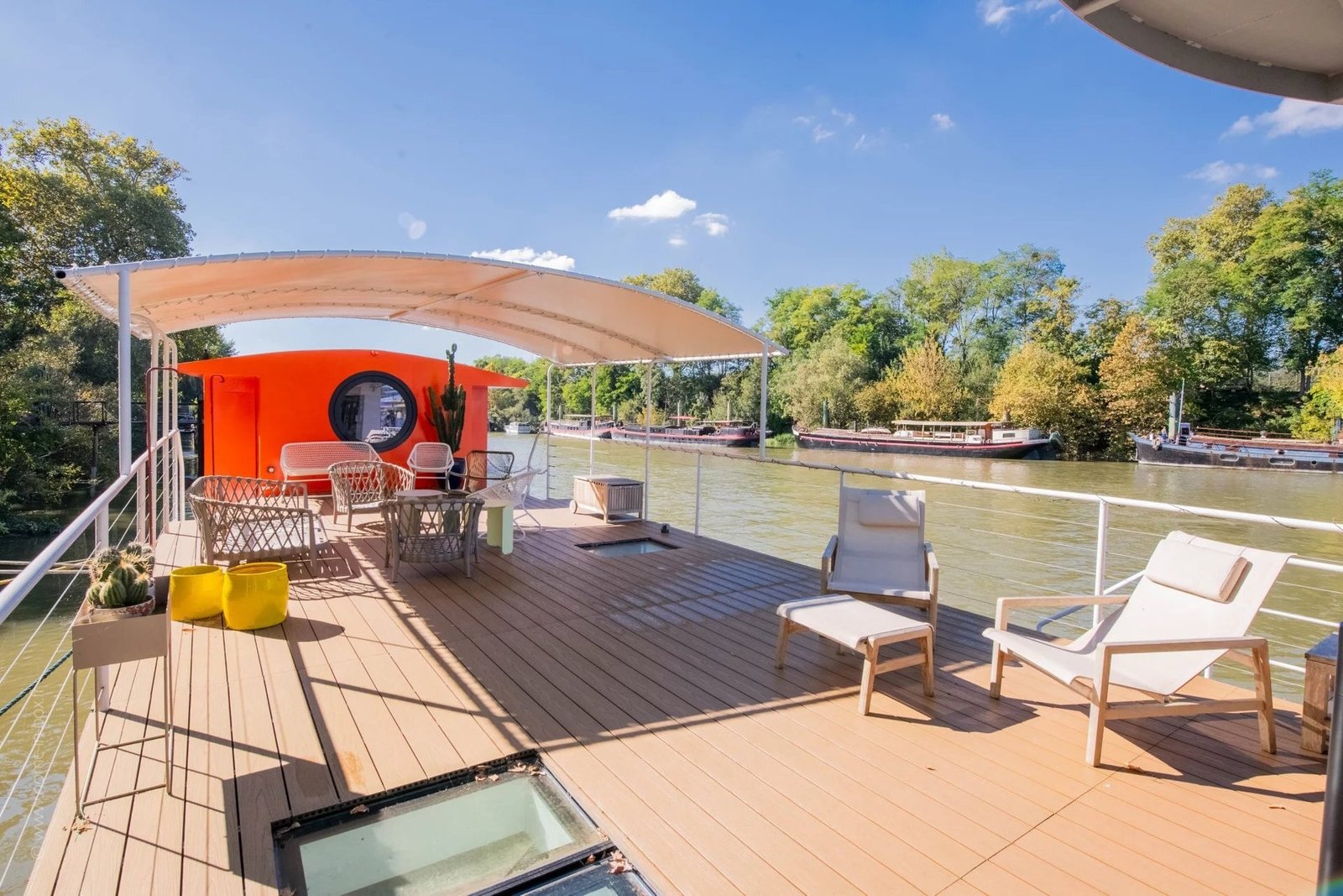 A Spacious Houseboat For Country Living In Paris Apartment in Paris, Île-de-France, France
