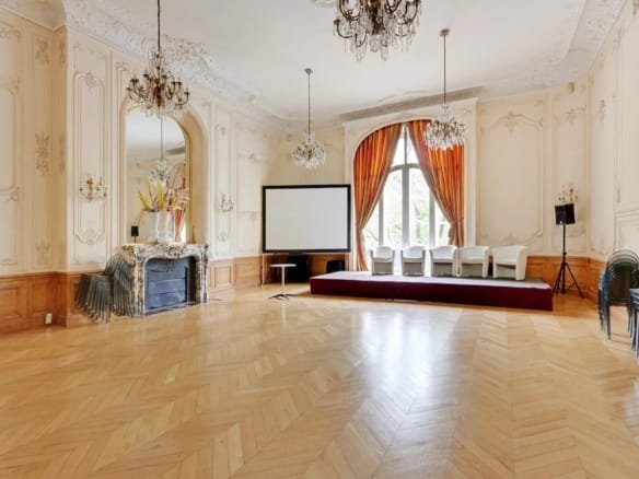Apartment in Paris, Île