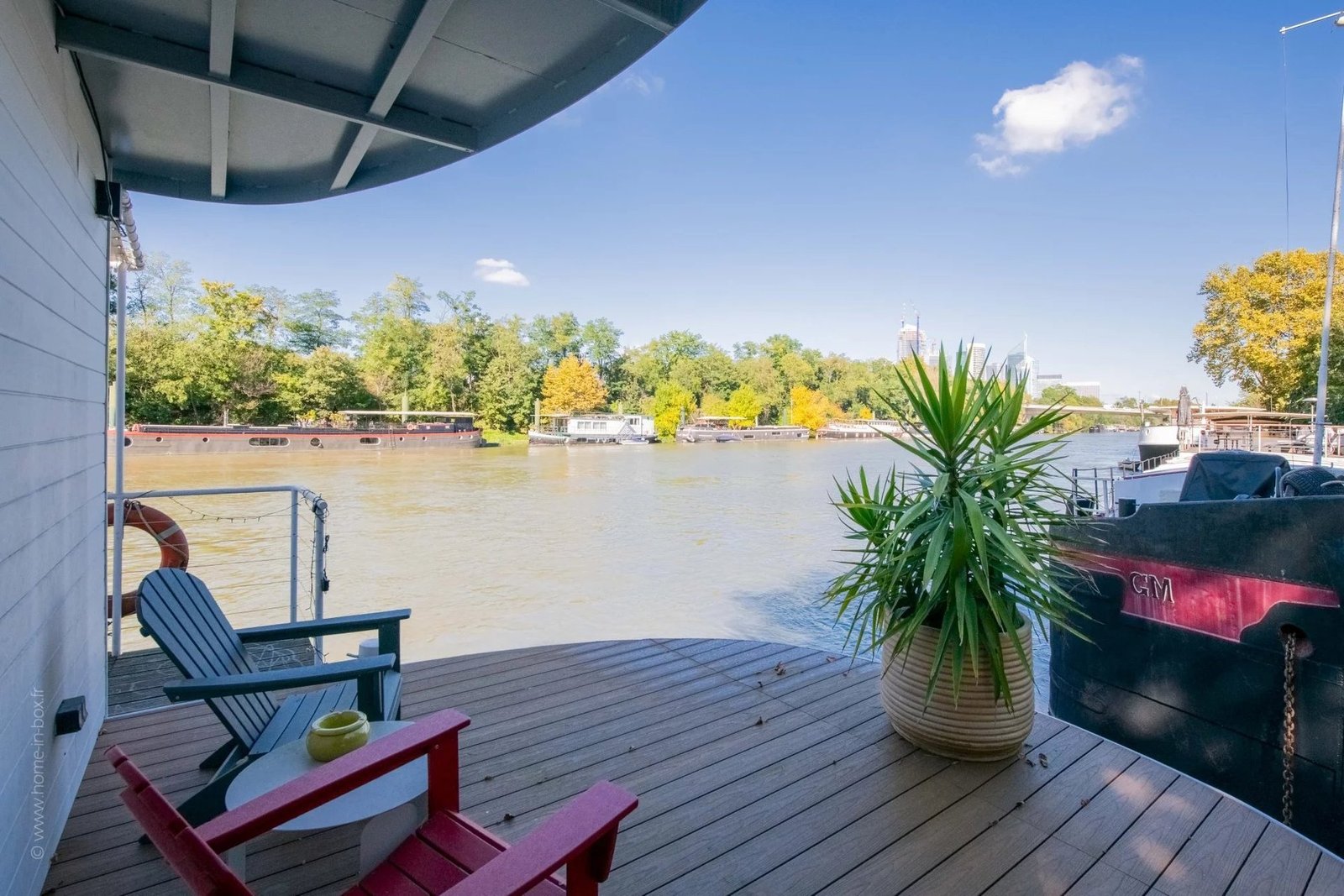 A Spacious Houseboat For Country Living In Paris Apartment in Paris, Île-de-France, France