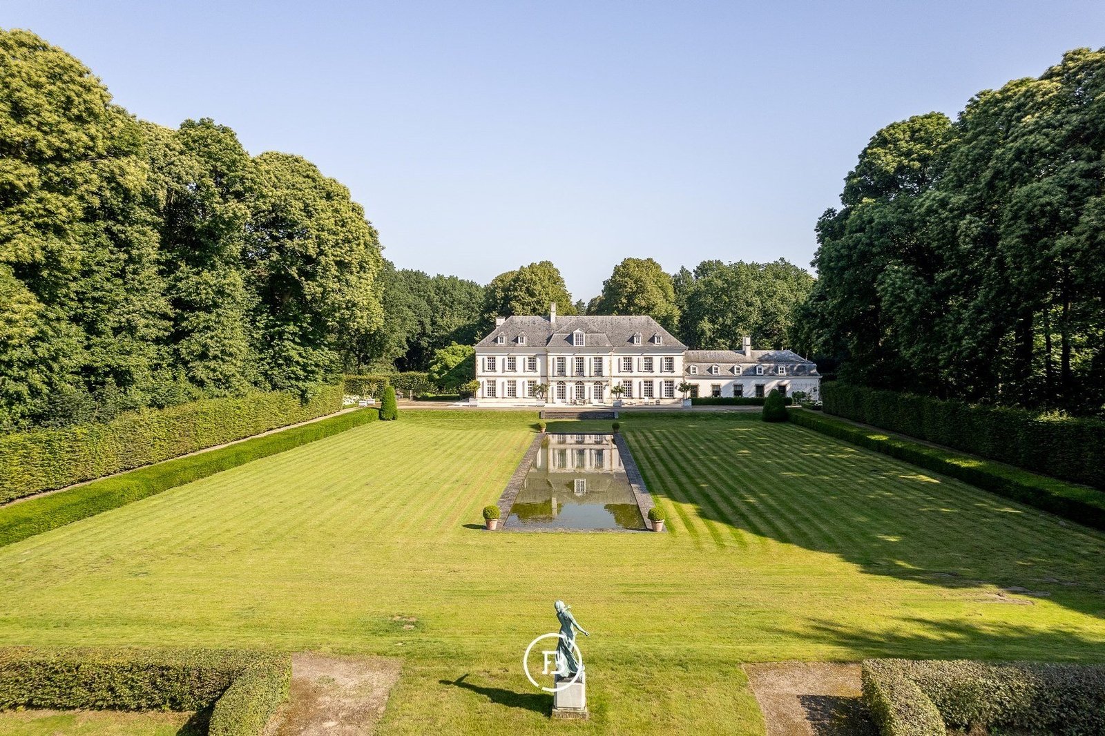 Castle Les Gobelets Castle in Waasmunster, Flanders, Belgium