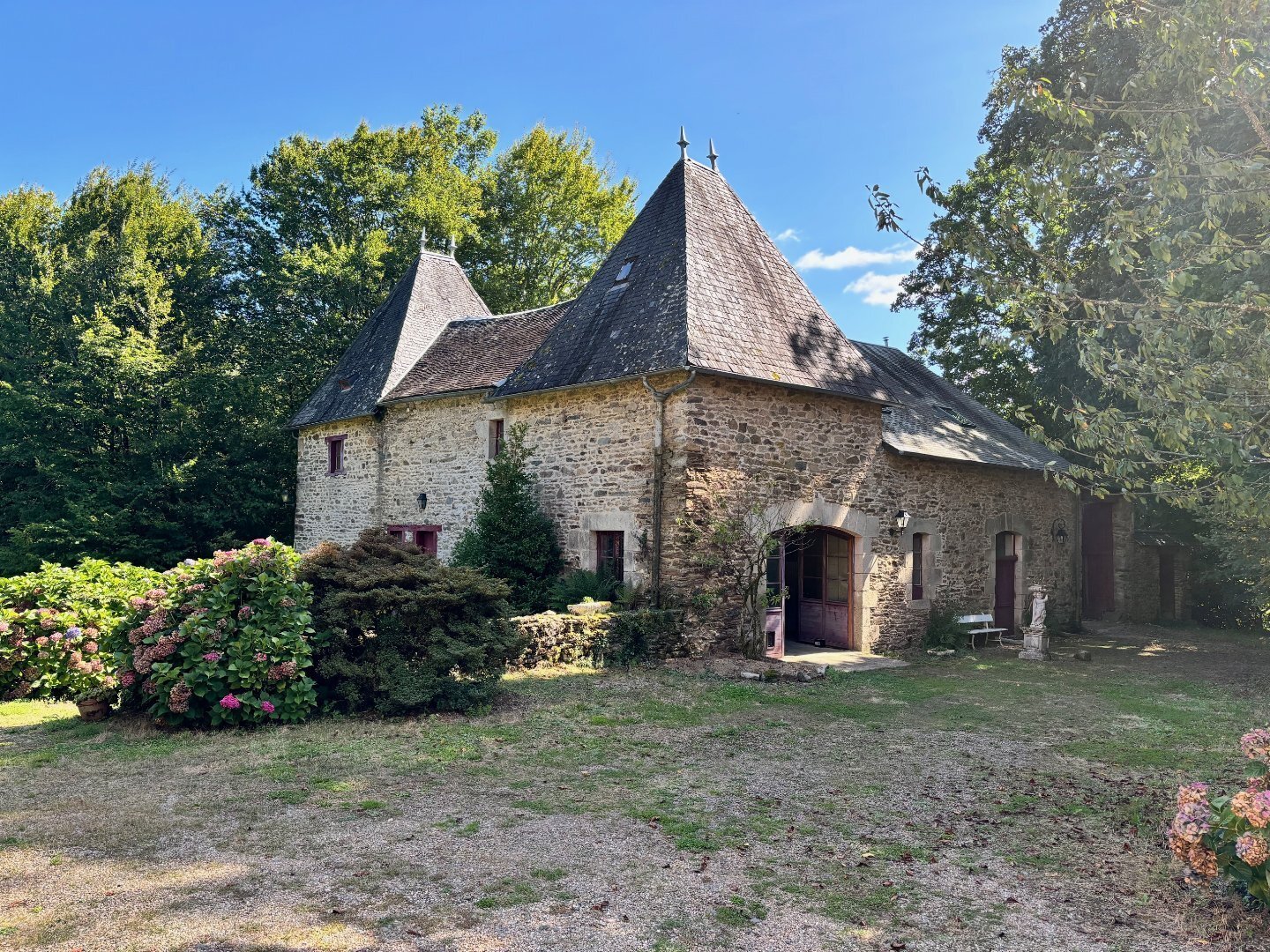 Beautifull Castle Hidden In The Countryside, 12 Bedrooms Plus 3 Independent Gites, Lake, Orchard On Chateau in Lagraulière, Nouvelle-Aquitaine, France