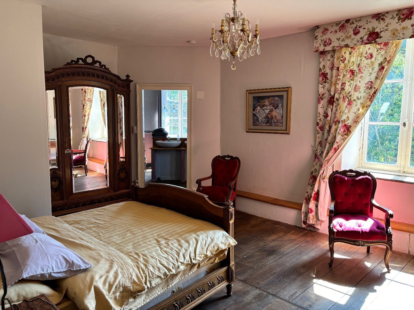 Beautifull Castle Hidden In The Countryside, 12 Bedrooms Plus 3 Independent Gites, Lake, Orchard On Chateau in Lagraulière, Nouvelle-Aquitaine, France