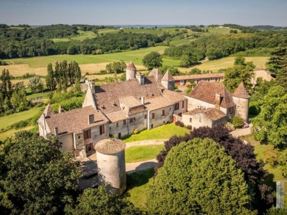 Estate in Saint-Sulpice-de-Faleyrens, Nouvelle-Aquitaine, France
