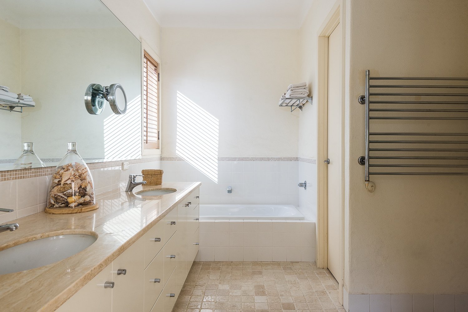 Charming, Stylish And Elegant Home With Mesmerising City Views House in Bardon, Queensland, Australia