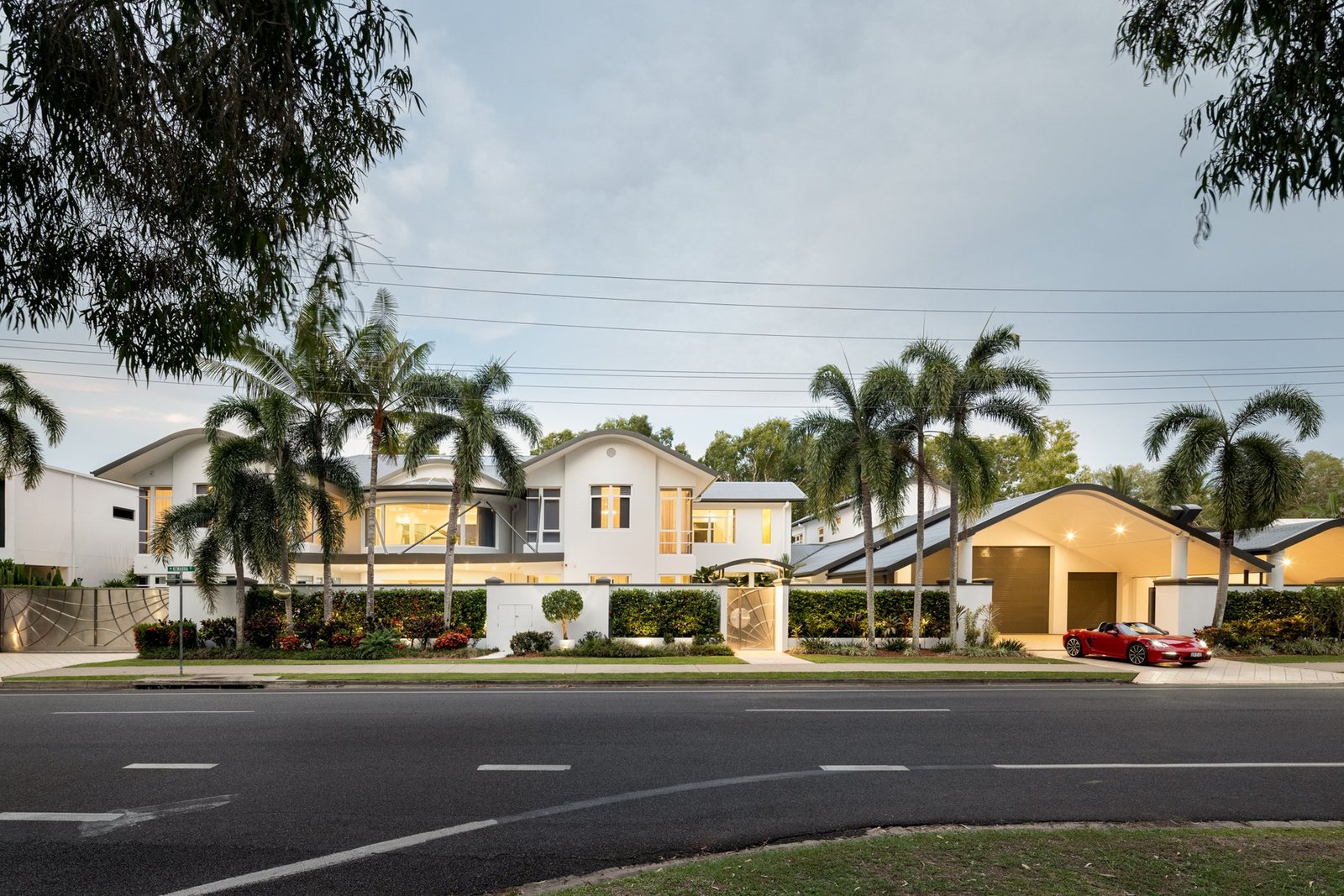Luxury Resort Style Living In Beachfront Paradise House in Kewarra Beach, Queensland, Australia