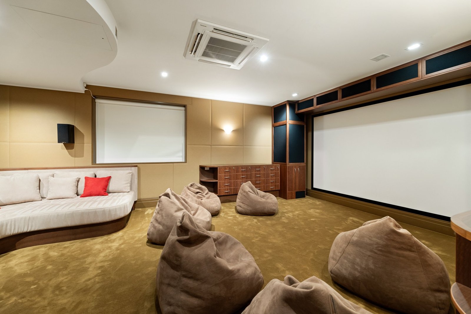 Luxury Resort Style Living In Beachfront Paradise House in Kewarra Beach, Queensland, Australia