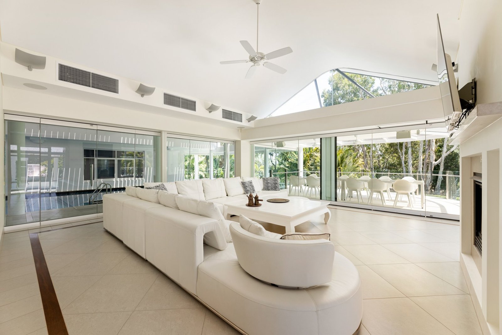 Luxury Resort Style Living In Beachfront Paradise House in Kewarra Beach, Queensland, Australia