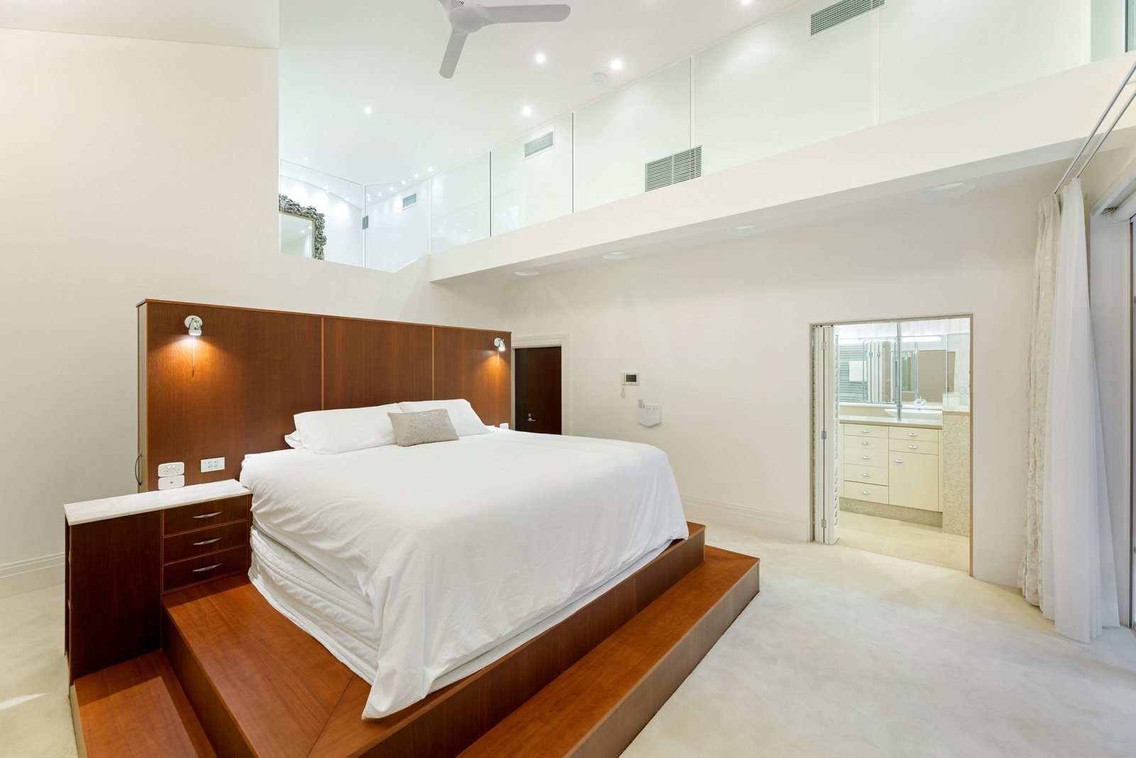 Luxury Resort Style Living In Beachfront Paradise House in Kewarra Beach, Queensland, Australia