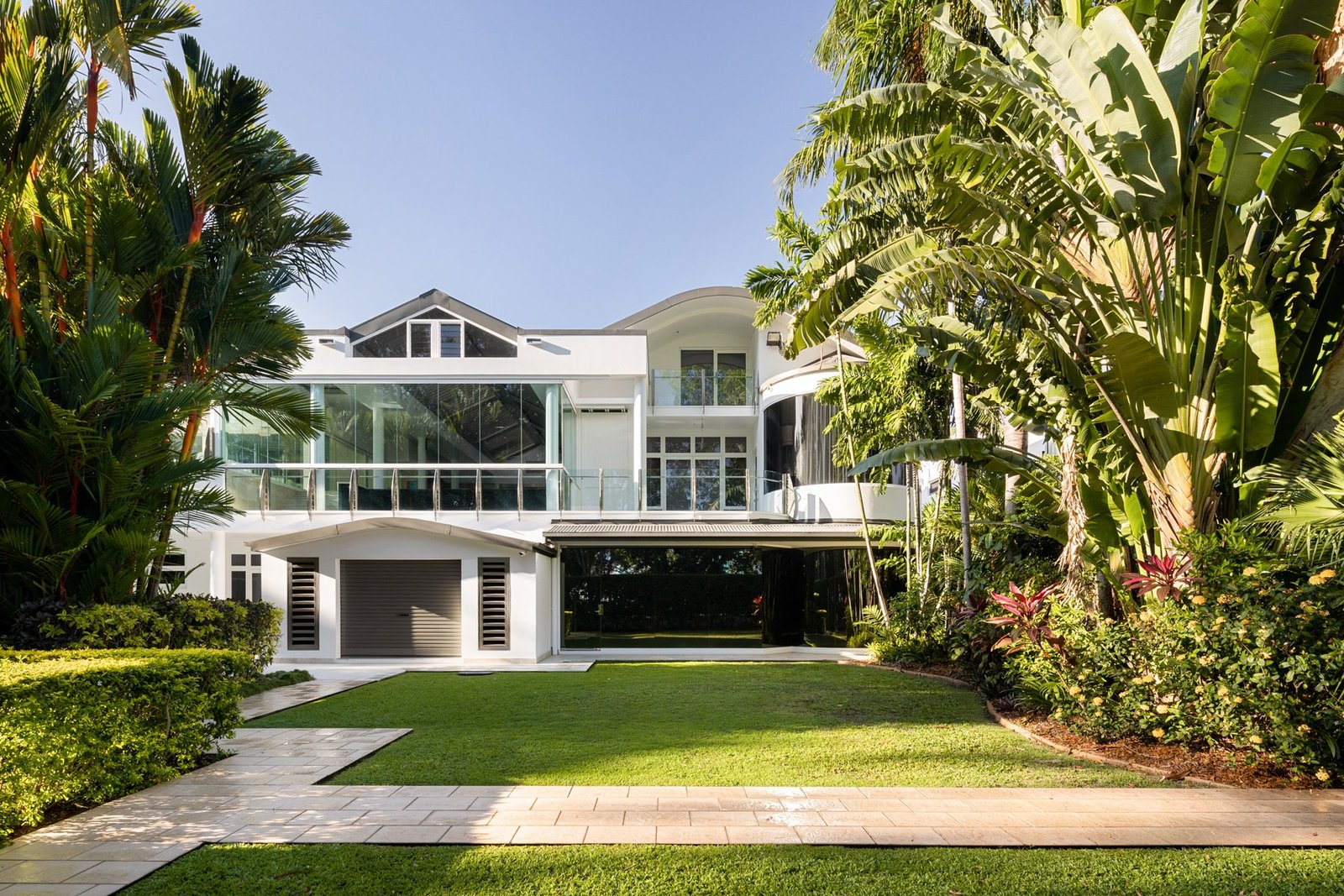 Luxury Resort Style Living In Beachfront Paradise House in Kewarra Beach, Queensland, Australia
