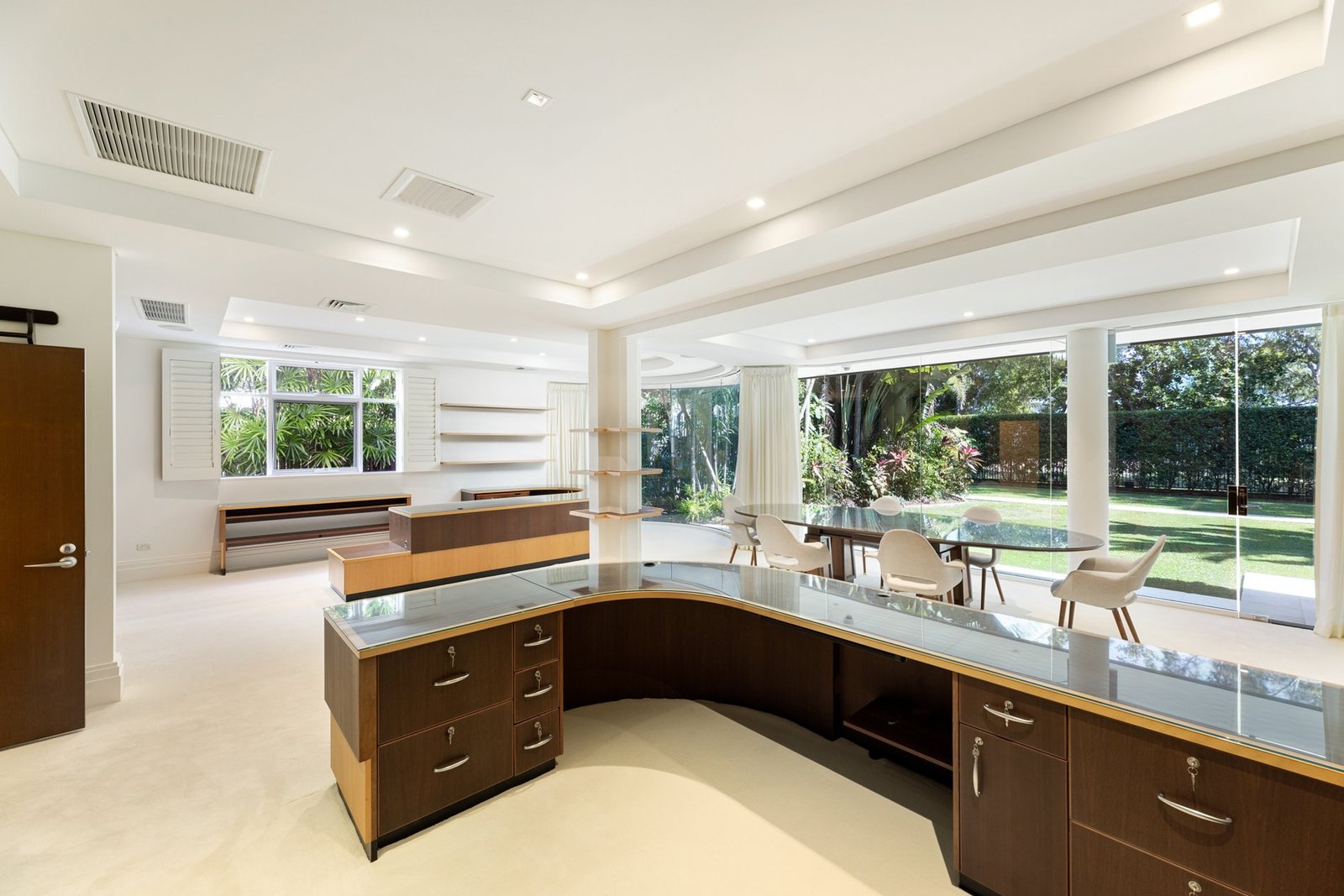 Luxury Resort Style Living In Beachfront Paradise House in Kewarra Beach, Queensland, Australia