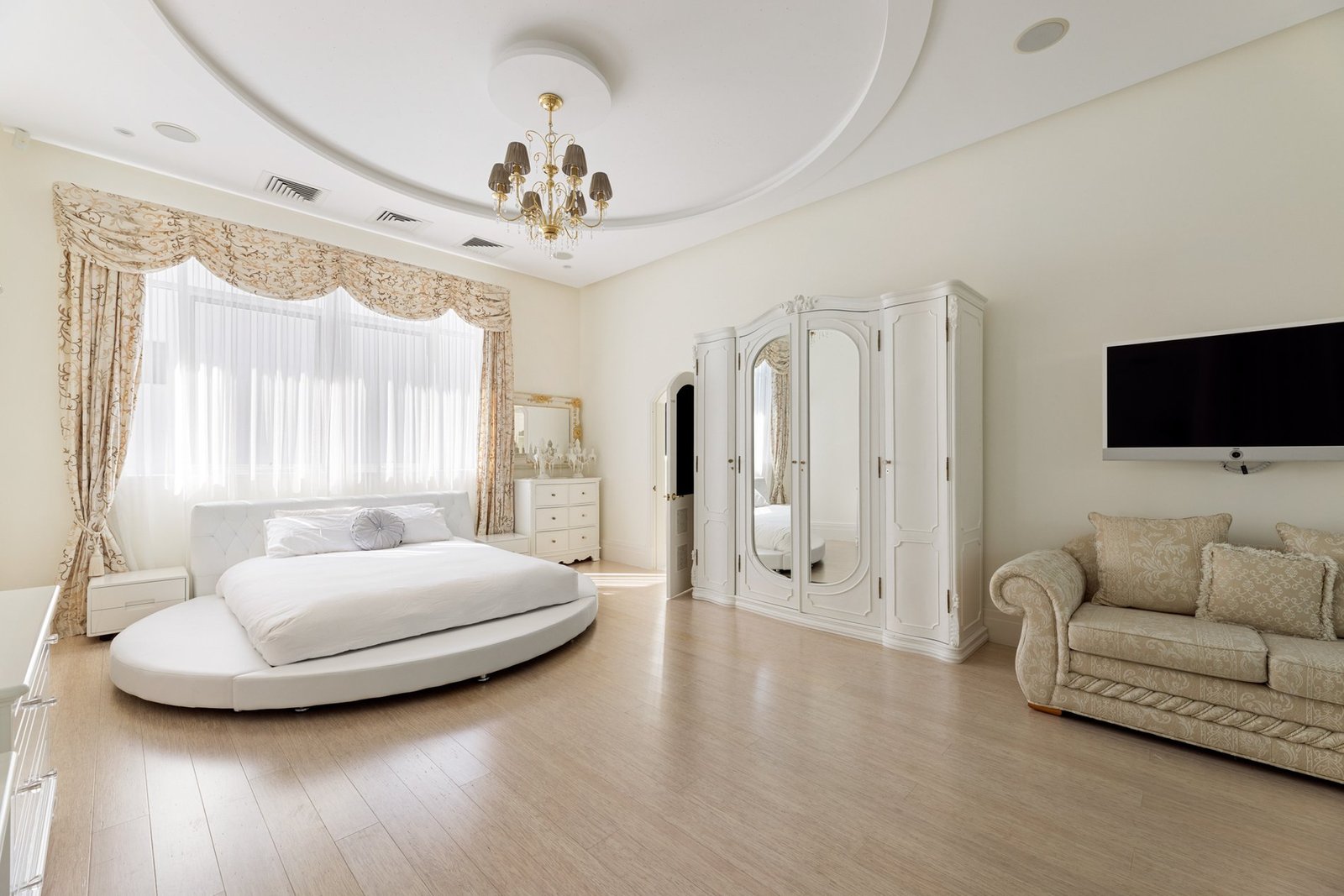 Luxury Resort Style Living In Beachfront Paradise House in Kewarra Beach, Queensland, Australia