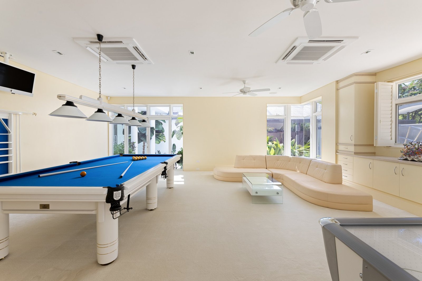 Luxury Resort Style Living In Beachfront Paradise House in Kewarra Beach, Queensland, Australia