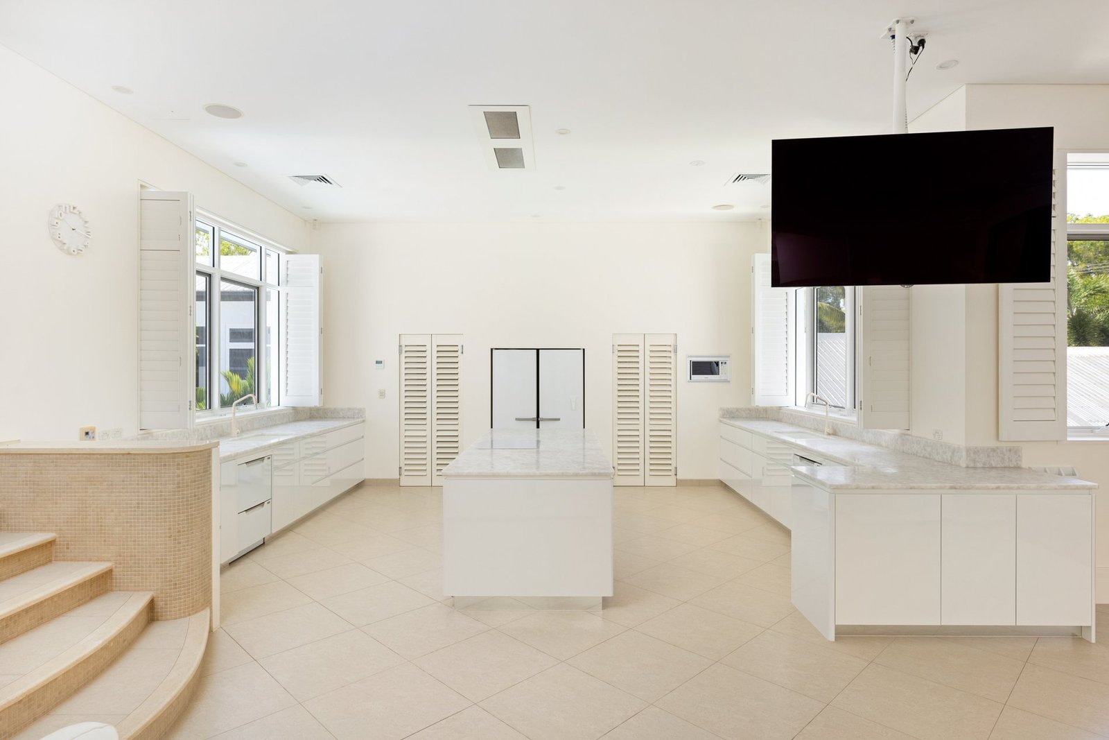 Luxury Resort Style Living In Beachfront Paradise House in Kewarra Beach, Queensland, Australia