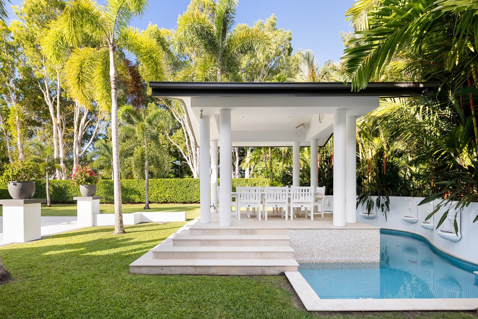 Luxury Resort Style Living In Beachfront Paradise House in Kewarra Beach, Queensland, Australia