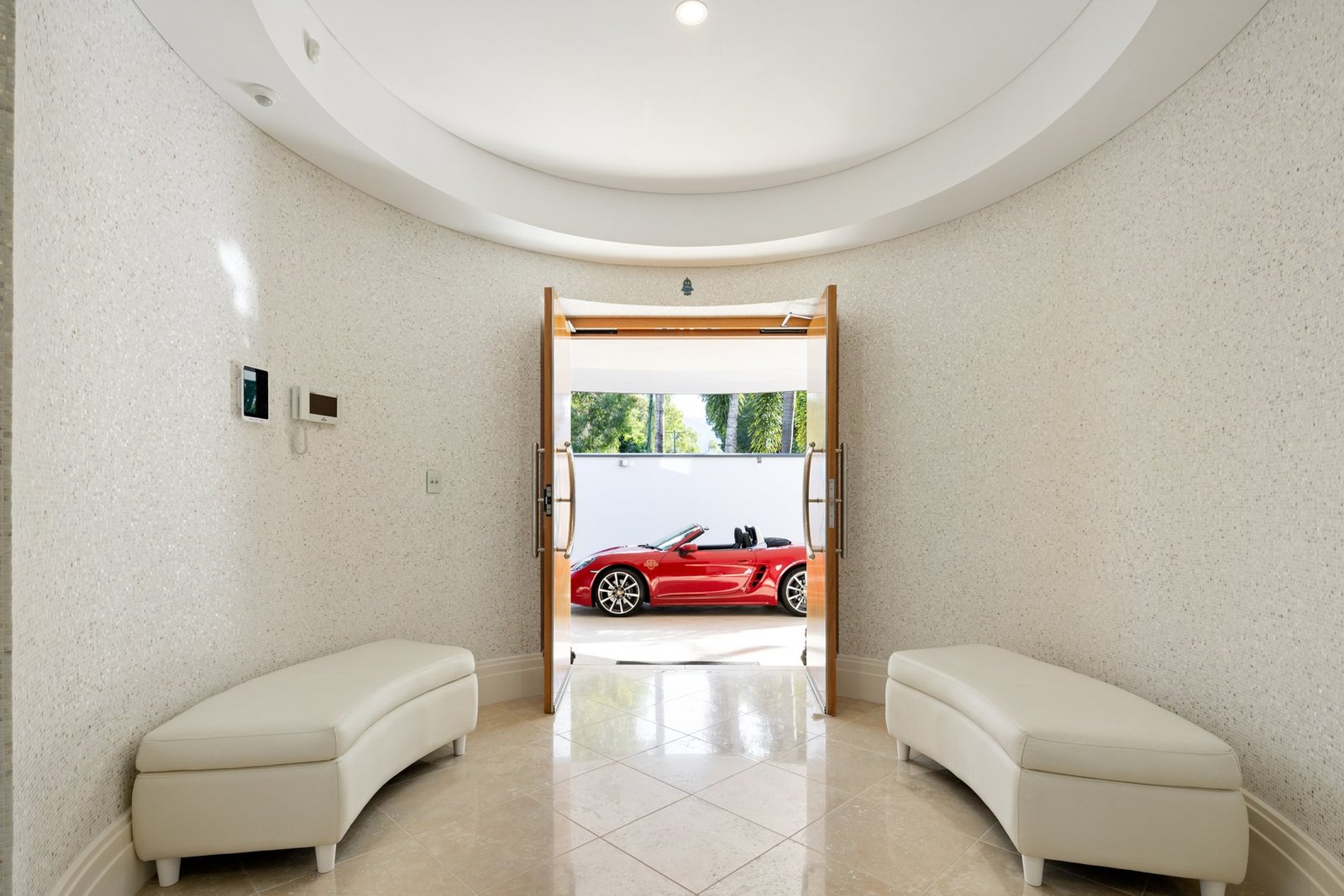 Luxury Resort Style Living In Beachfront Paradise House in Kewarra Beach, Queensland, Australia