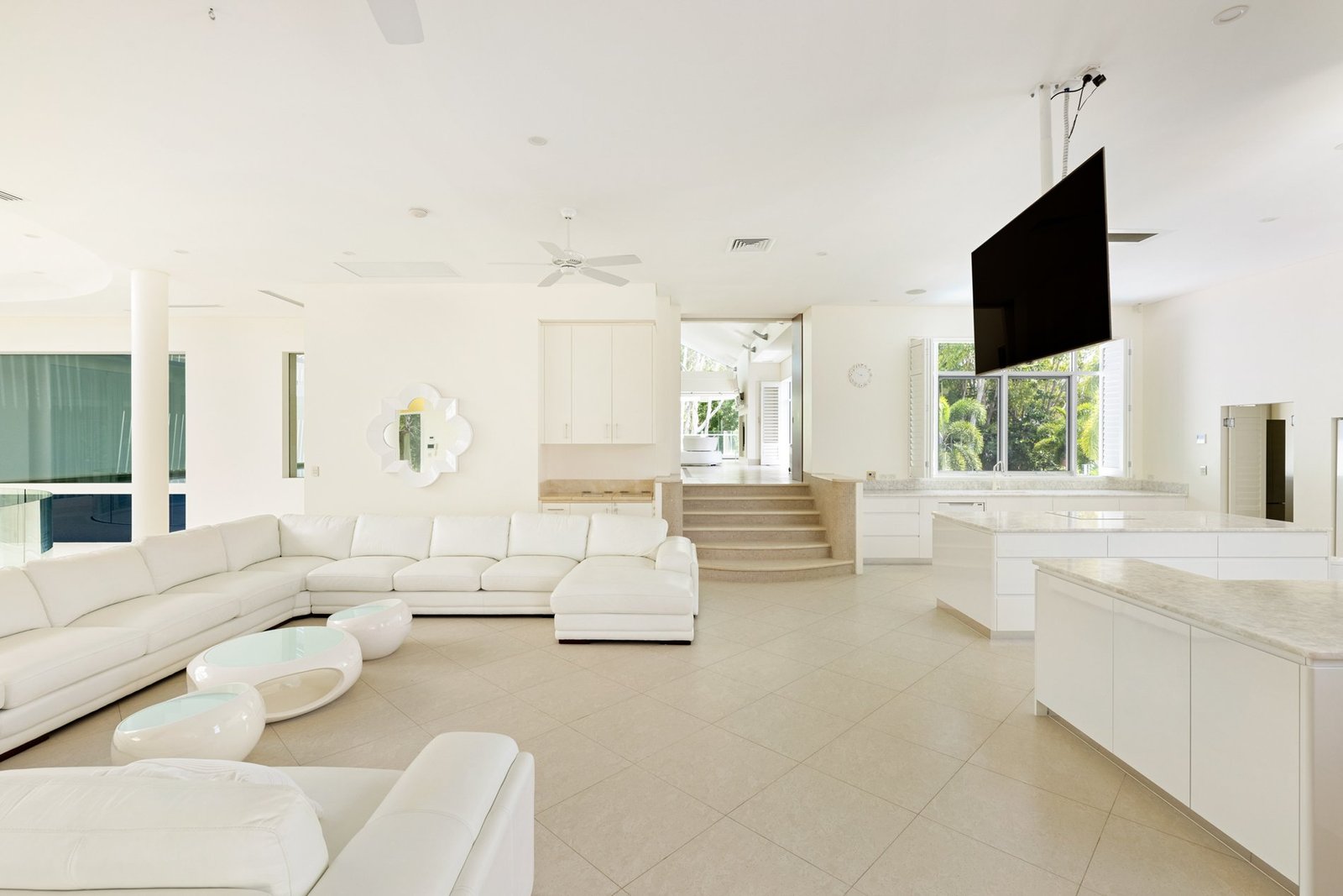 Luxury Resort Style Living In Beachfront Paradise House in Kewarra Beach, Queensland, Australia