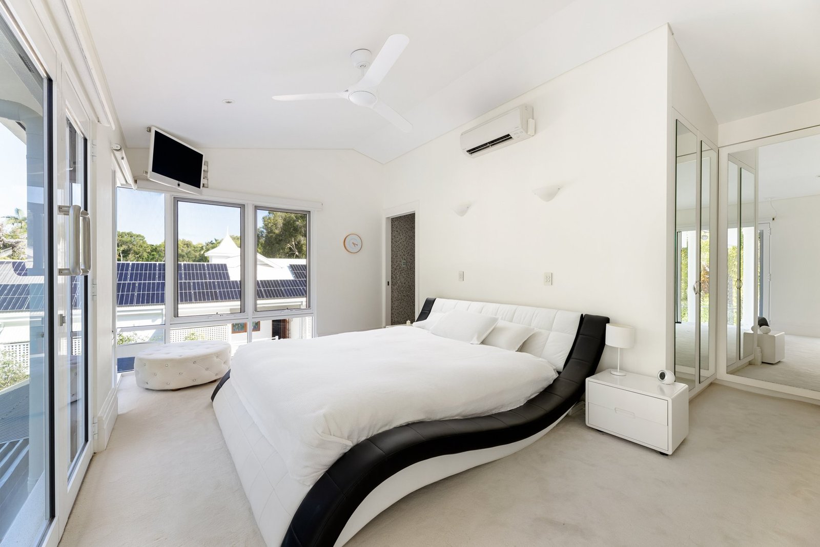 Luxury Resort Style Living In Beachfront Paradise House in Kewarra Beach, Queensland, Australia