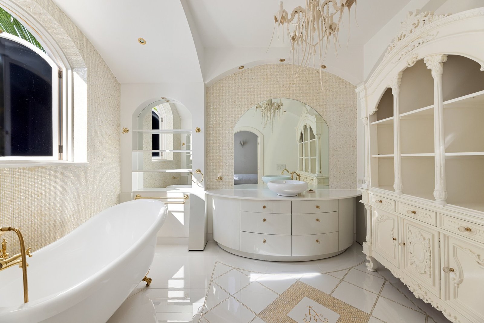 Luxury Resort Style Living In Beachfront Paradise House in Kewarra Beach, Queensland, Australia