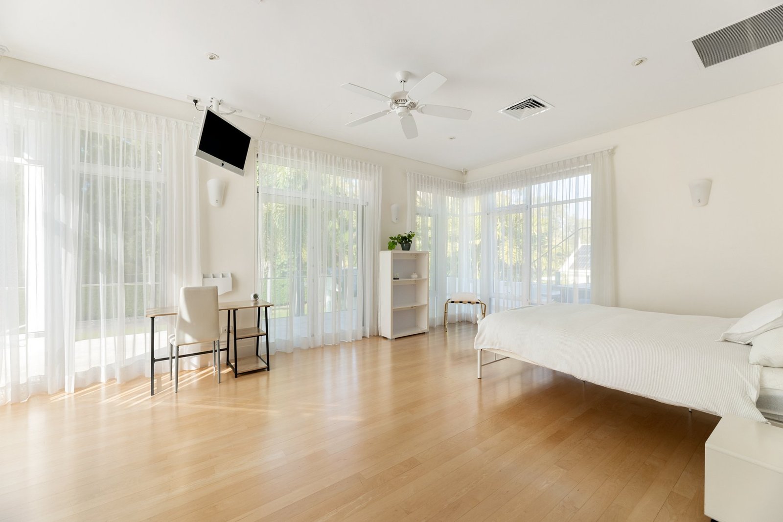 Luxury Resort Style Living In Beachfront Paradise House in Kewarra Beach, Queensland, Australia