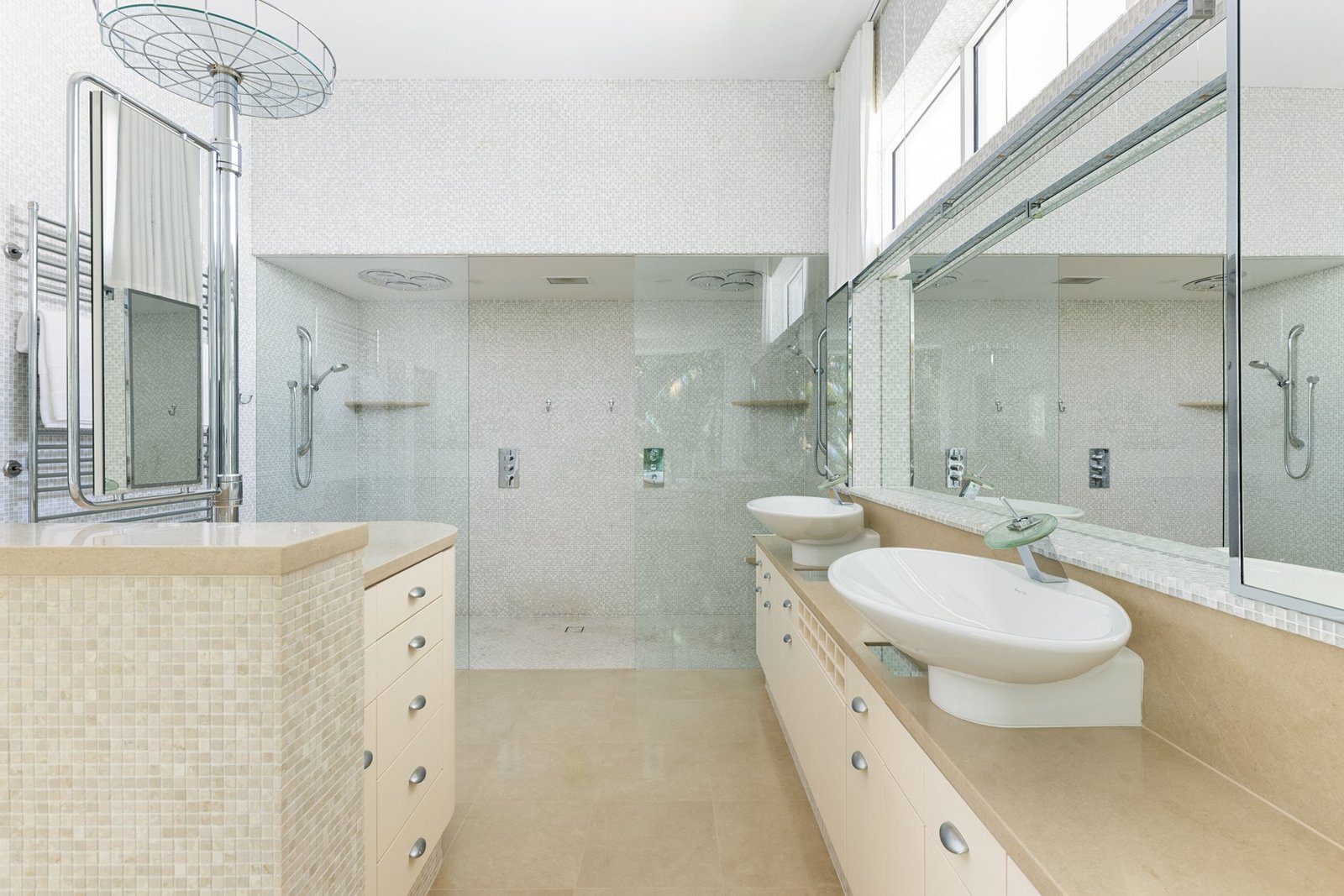 Luxury Resort Style Living In Beachfront Paradise House in Kewarra Beach, Queensland, Australia