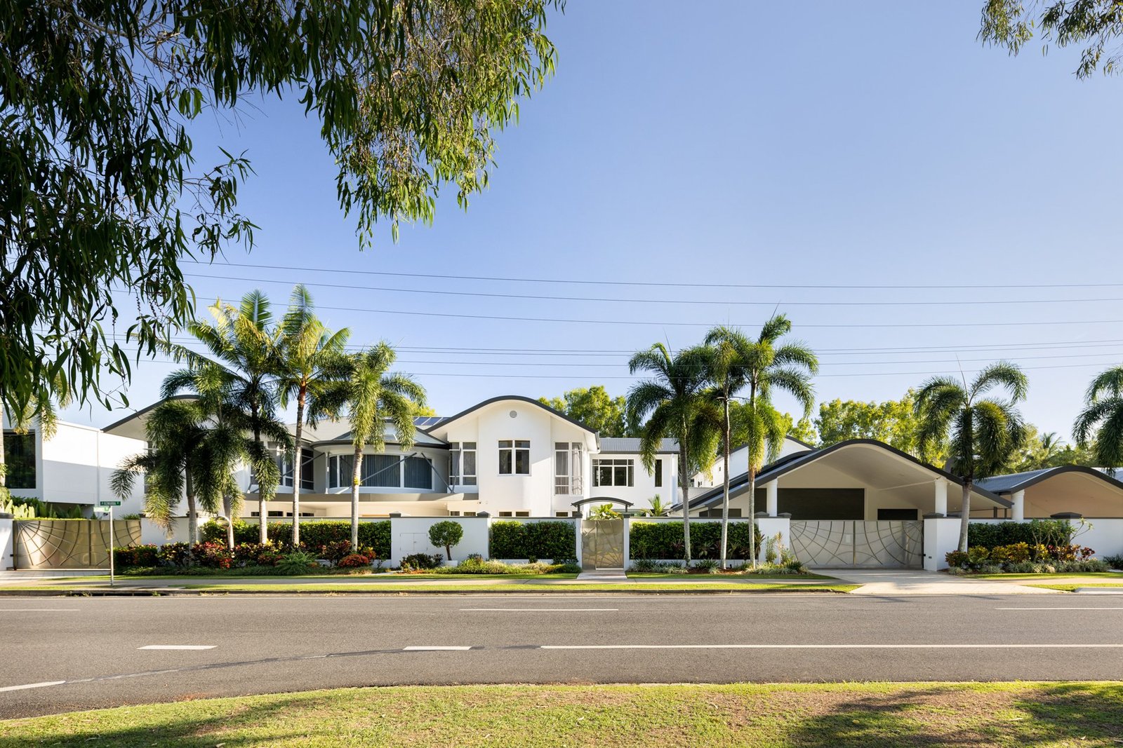 Luxury Resort Style Living In Beachfront Paradise House in Kewarra Beach, Queensland, Australia