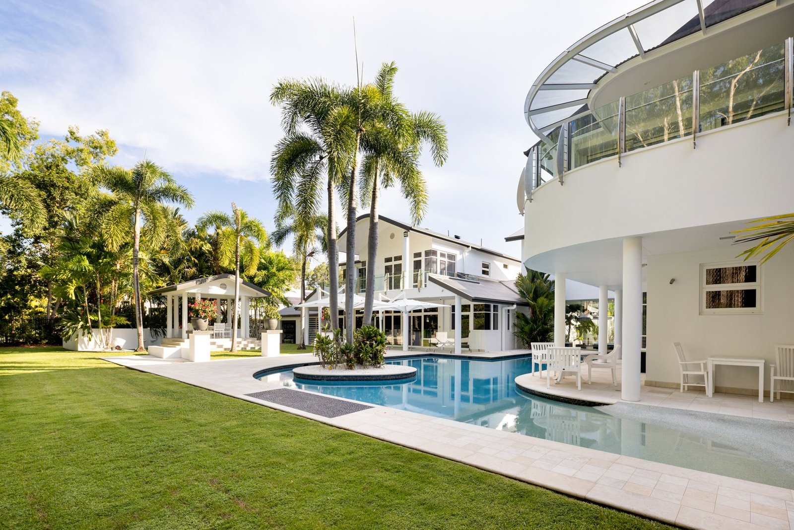 Luxury Resort Style Living In Beachfront Paradise House in Kewarra Beach, Queensland, Australia