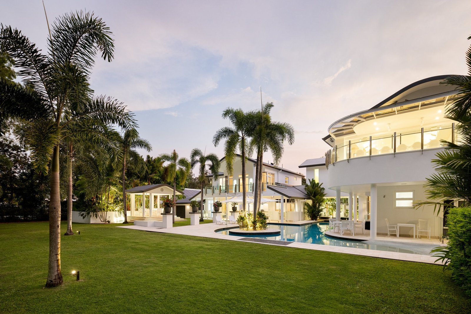 Luxury Resort Style Living In Beachfront Paradise House in Kewarra Beach, Queensland, Australia