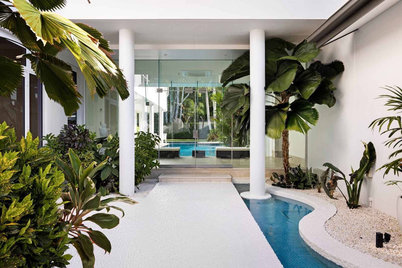 Luxury Resort Style Living In Beachfront Paradise House in Kewarra Beach, Queensland, Australia