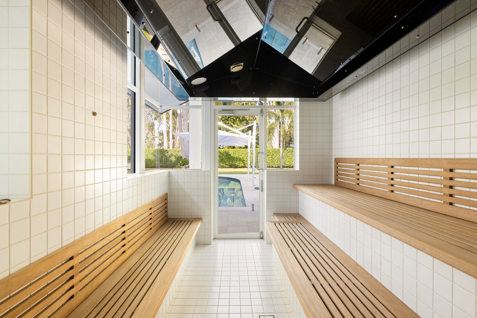 Luxury Resort Style Living In Beachfront Paradise House in Kewarra Beach, Queensland, Australia