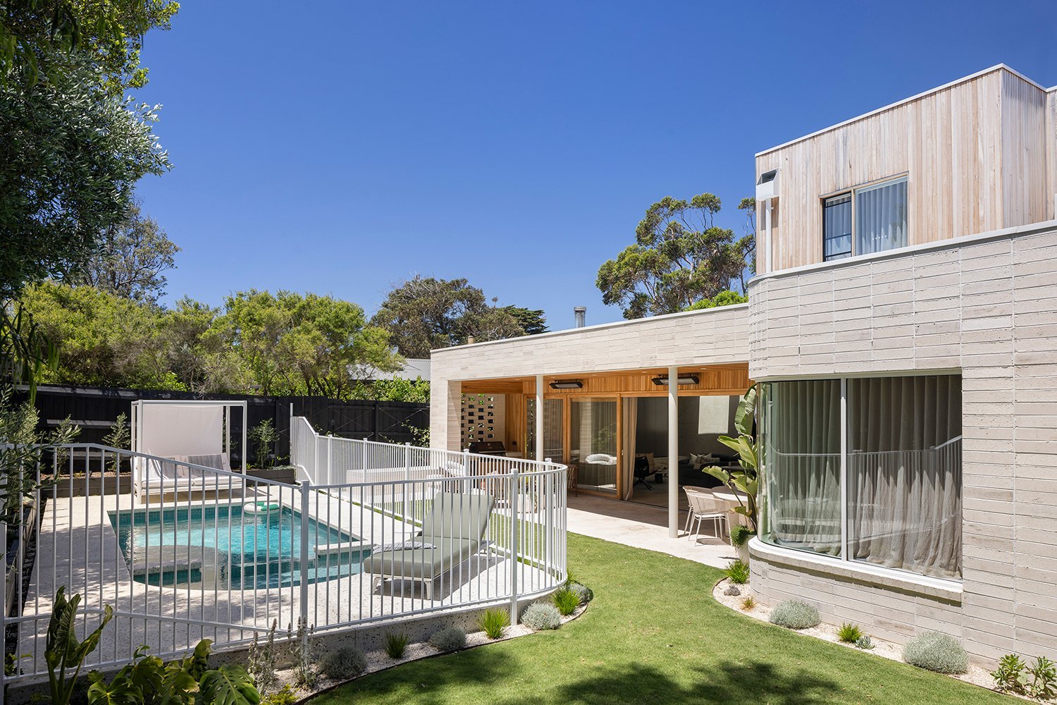 Textured Coastal Charm House in Mount Martha, Victoria, Australia