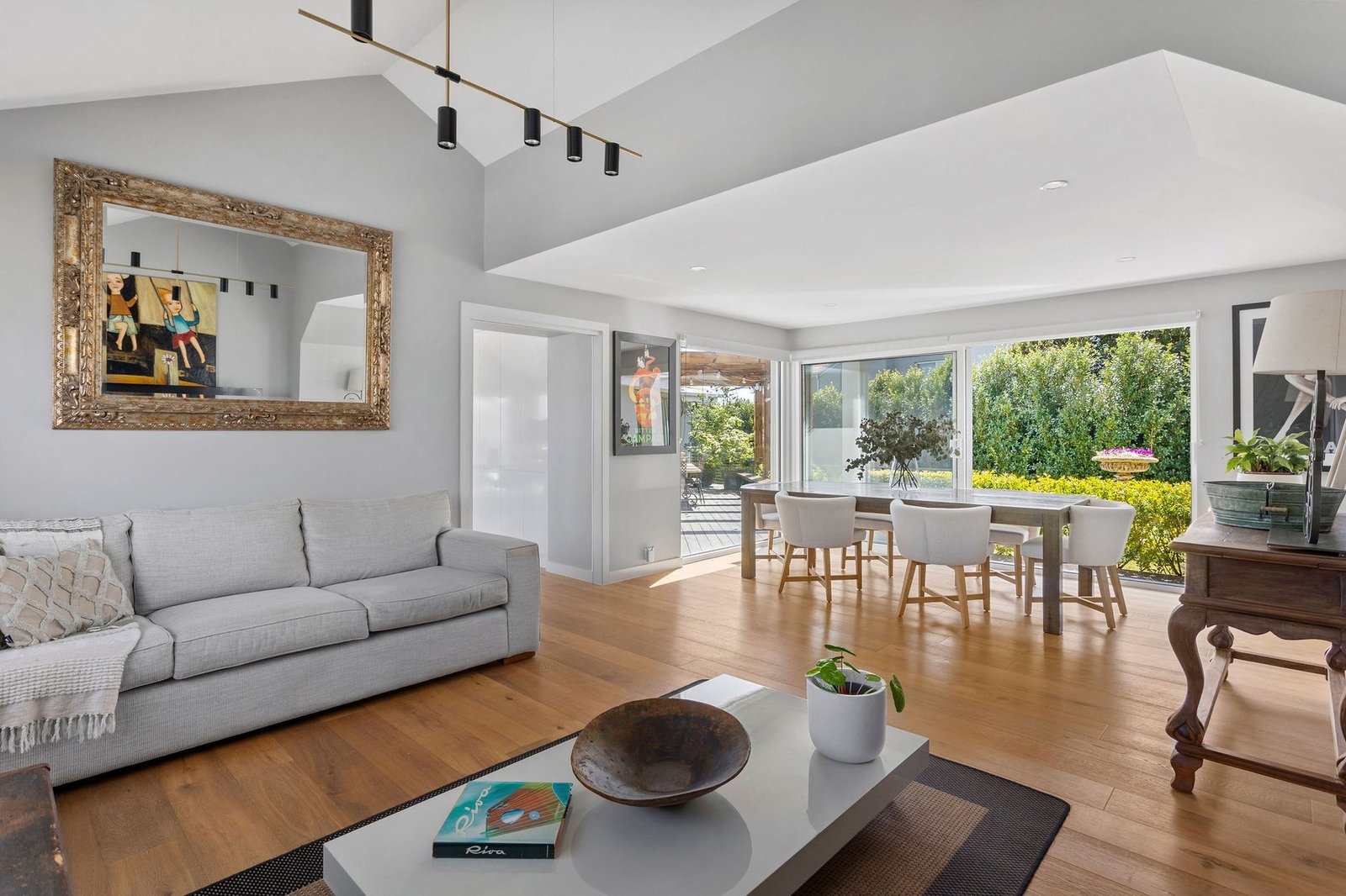 Sunsets House in Mount Martha, Victoria, Australia