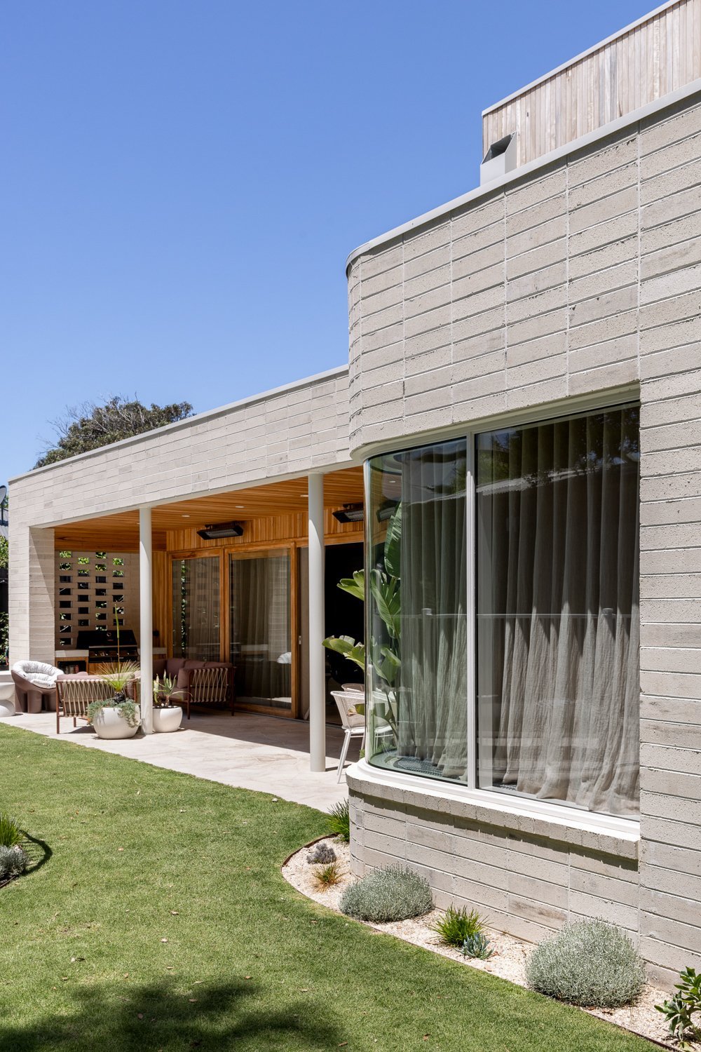Textured Coastal Charm House in Mount Martha, Victoria, Australia