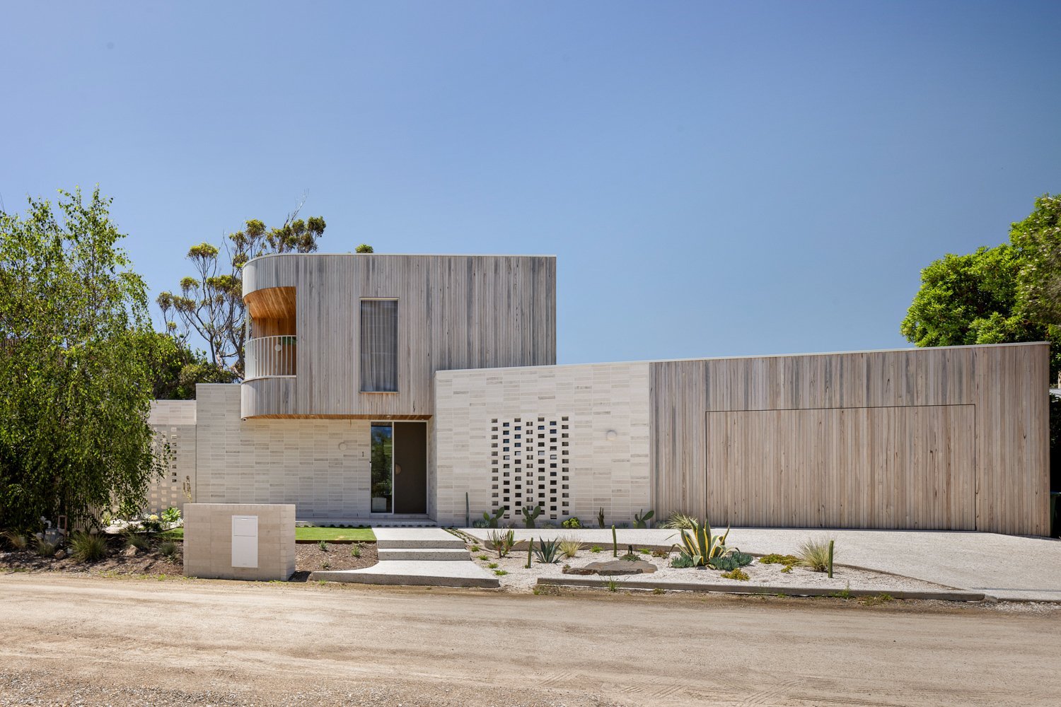 Textured Coastal Charm House in Mount Martha, Victoria, Australia