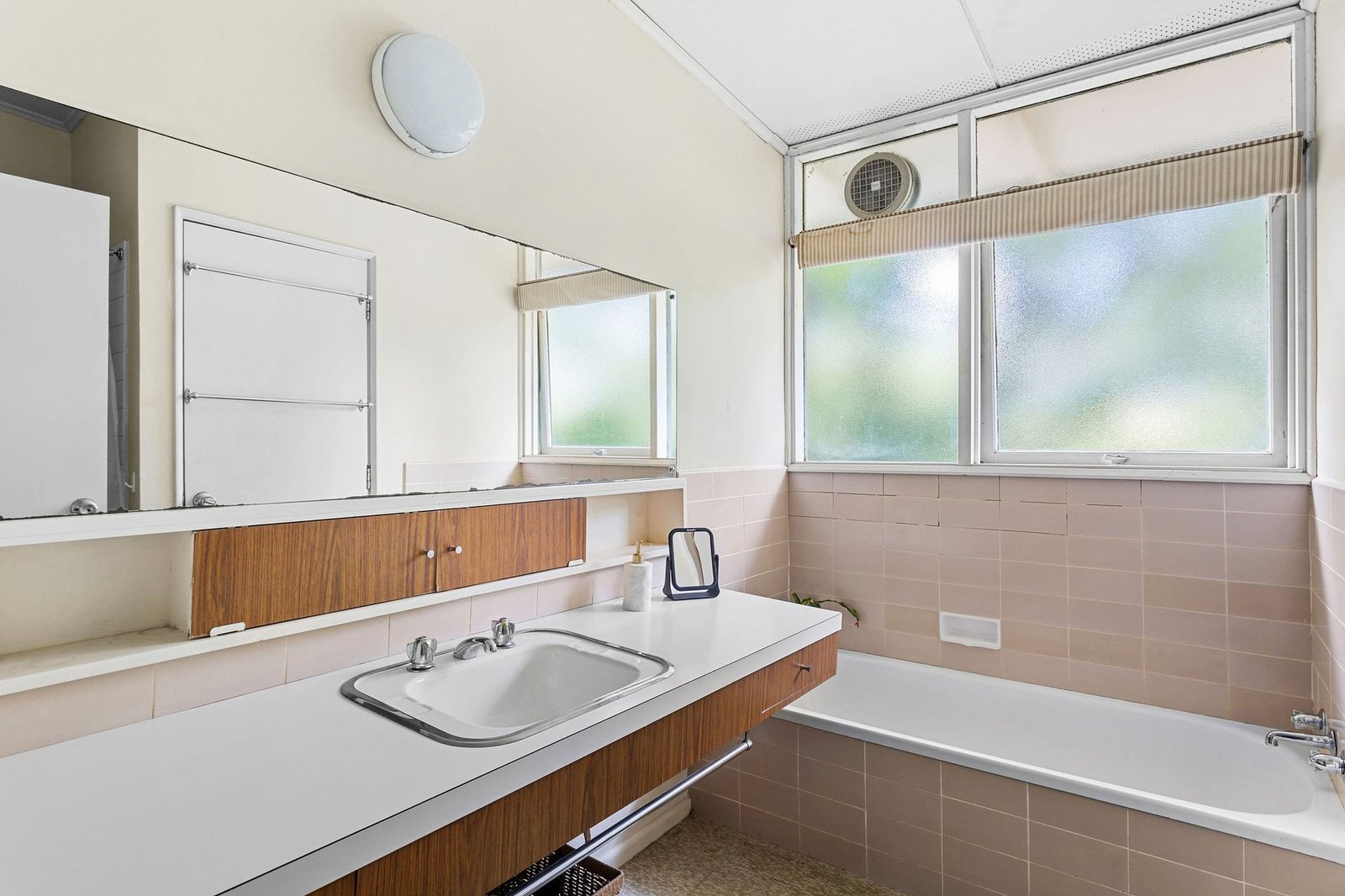 Rare Coastal Gem With Abundant Potential House in Mount Martha, Victoria, Australia