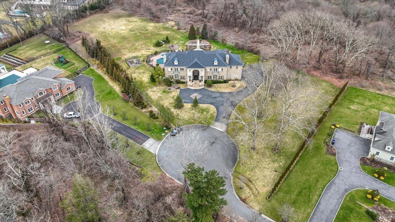 9 Penny Pond Court House in Old Brookville, New York, United States