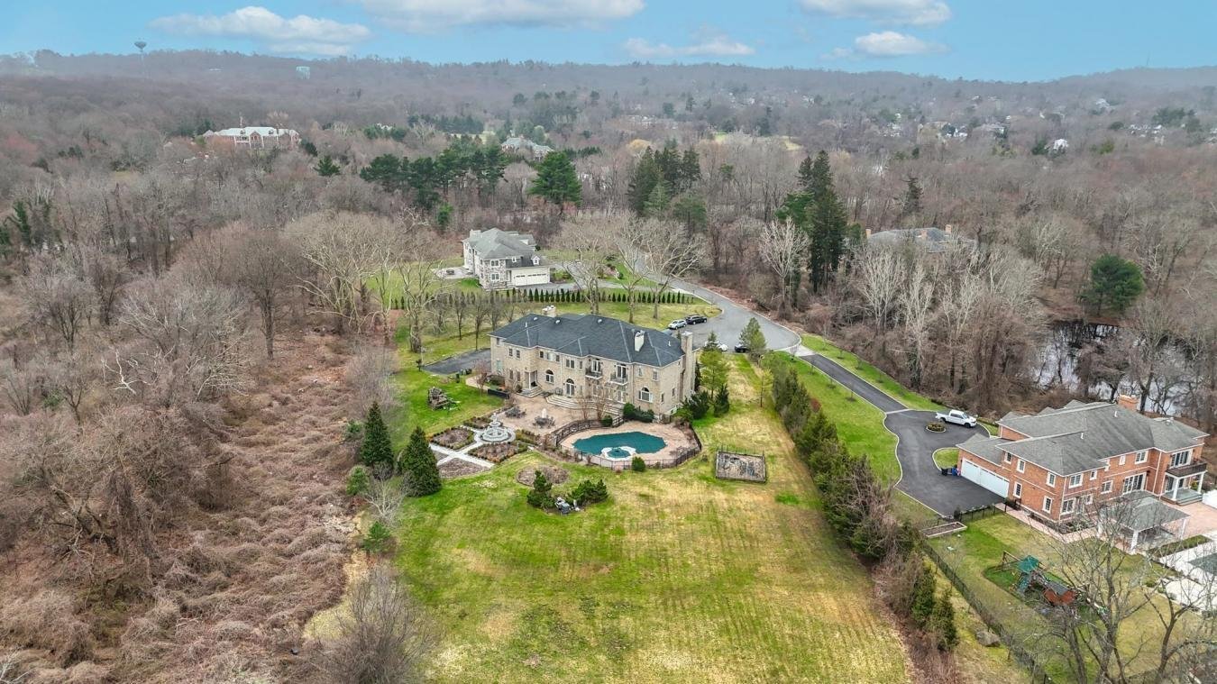 9 Penny Pond Court House in Old Brookville, New York, United States
