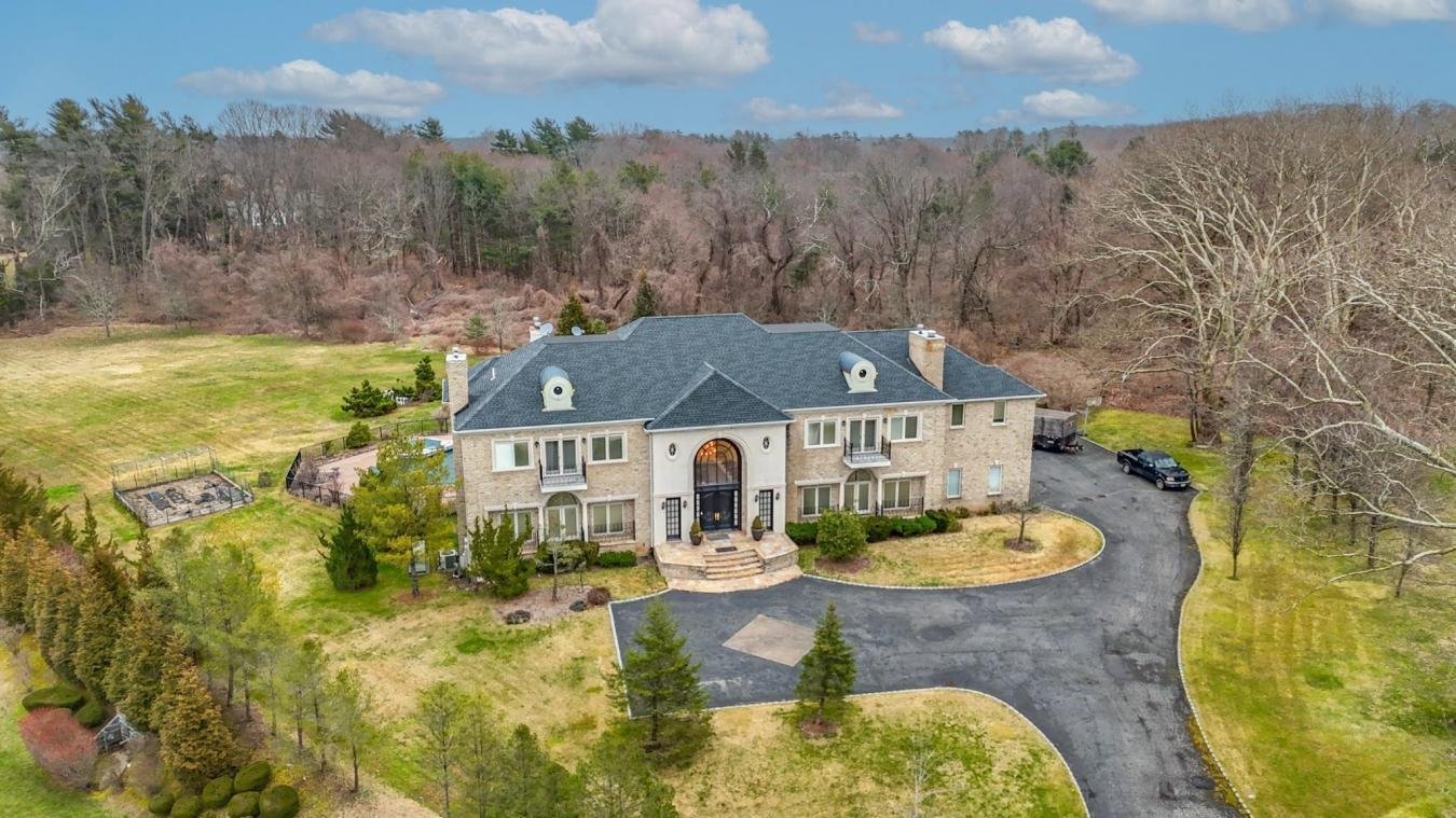 9 Penny Pond Court House in Old Brookville, New York, United States