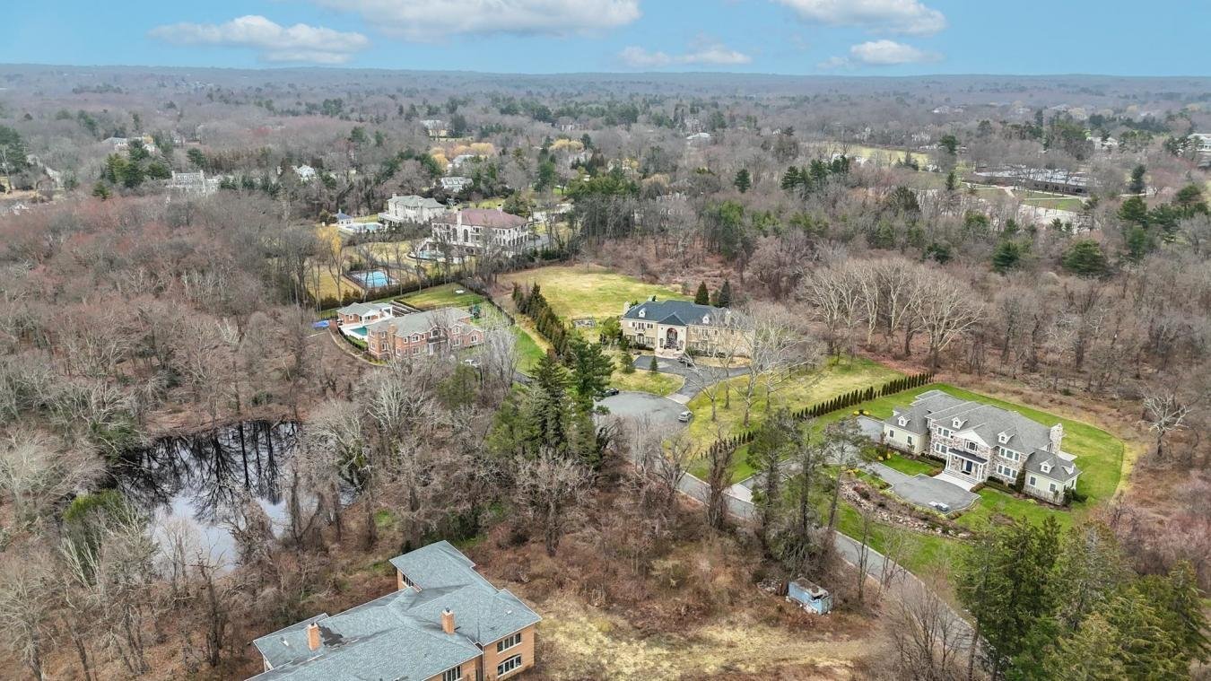 9 Penny Pond Court House in Old Brookville, New York, United States