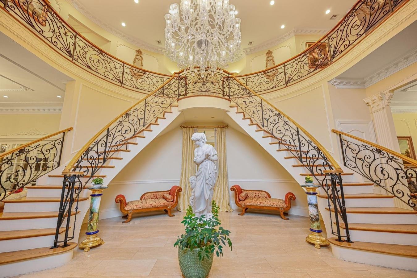 9 Penny Pond Court House in Old Brookville, New York, United States