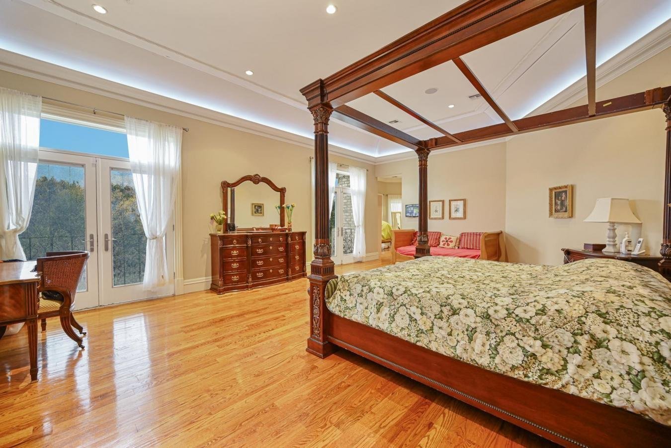 9 Penny Pond Court House in Old Brookville, New York, United States