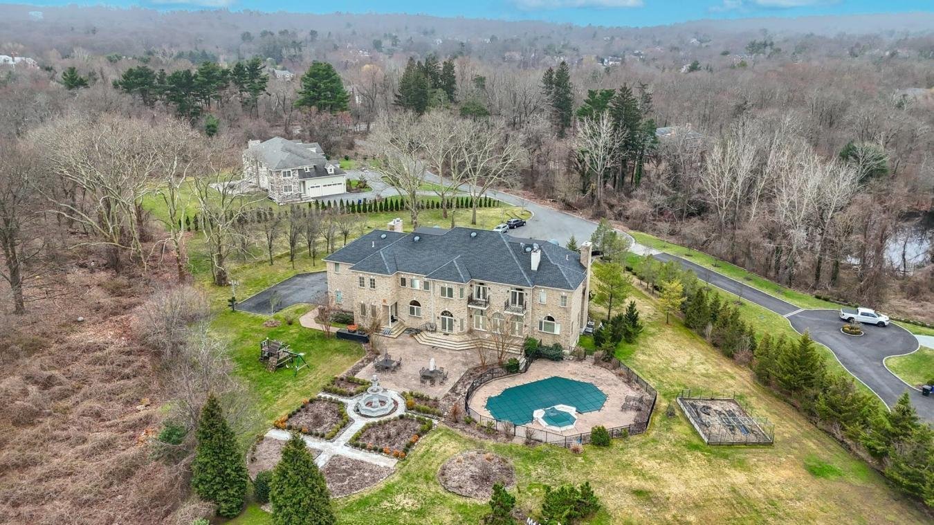 9 Penny Pond Court House in Old Brookville, New York, United States