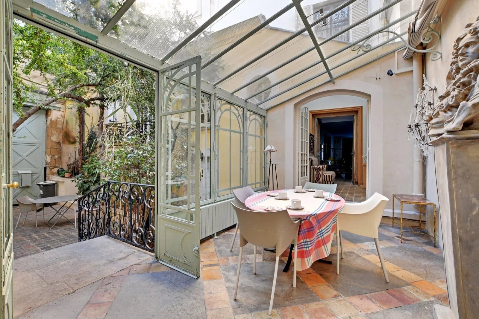 House in Paris, Île
