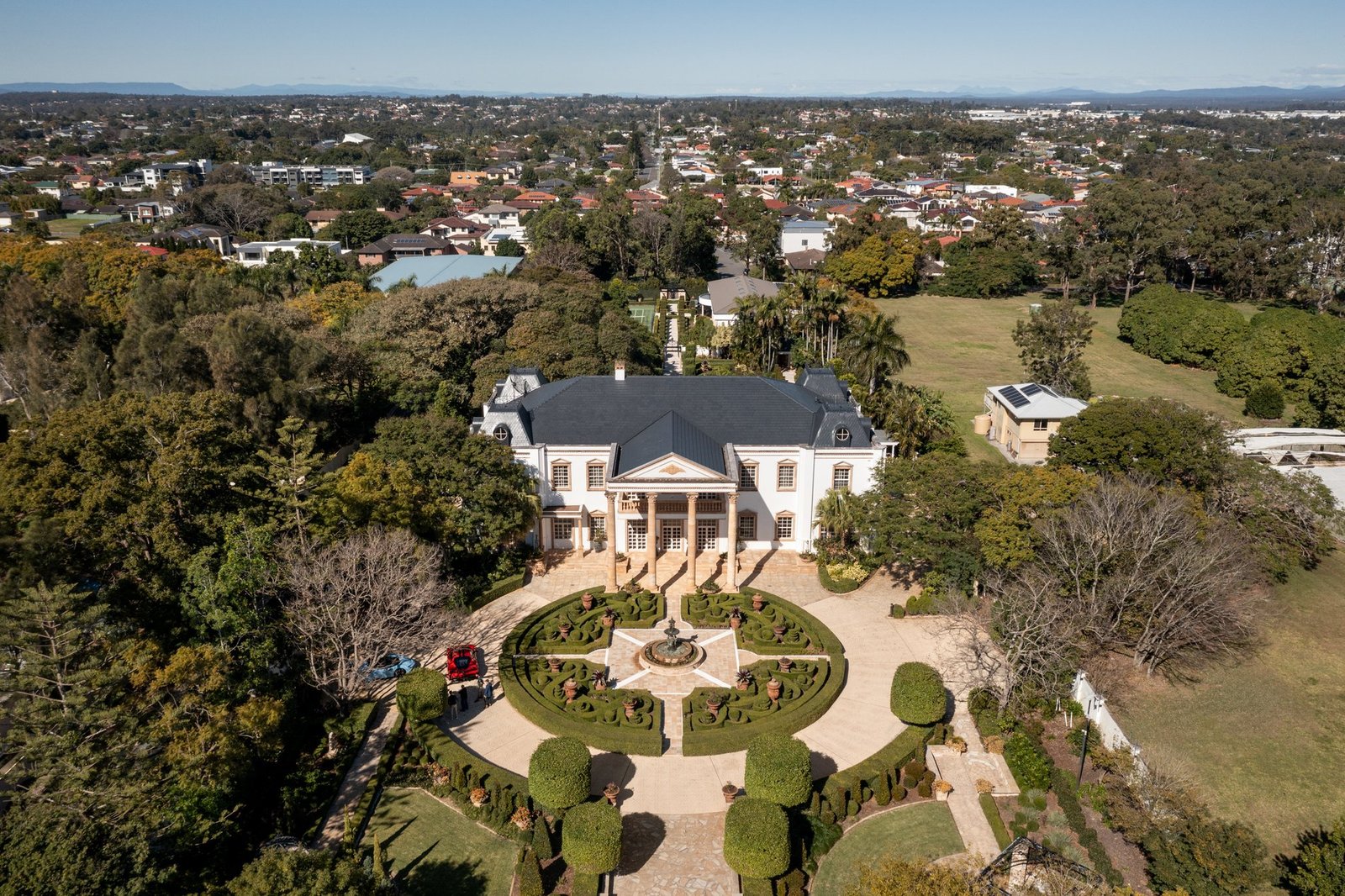 Where Luxury Reigns House in Robertson, Queensland, Australia