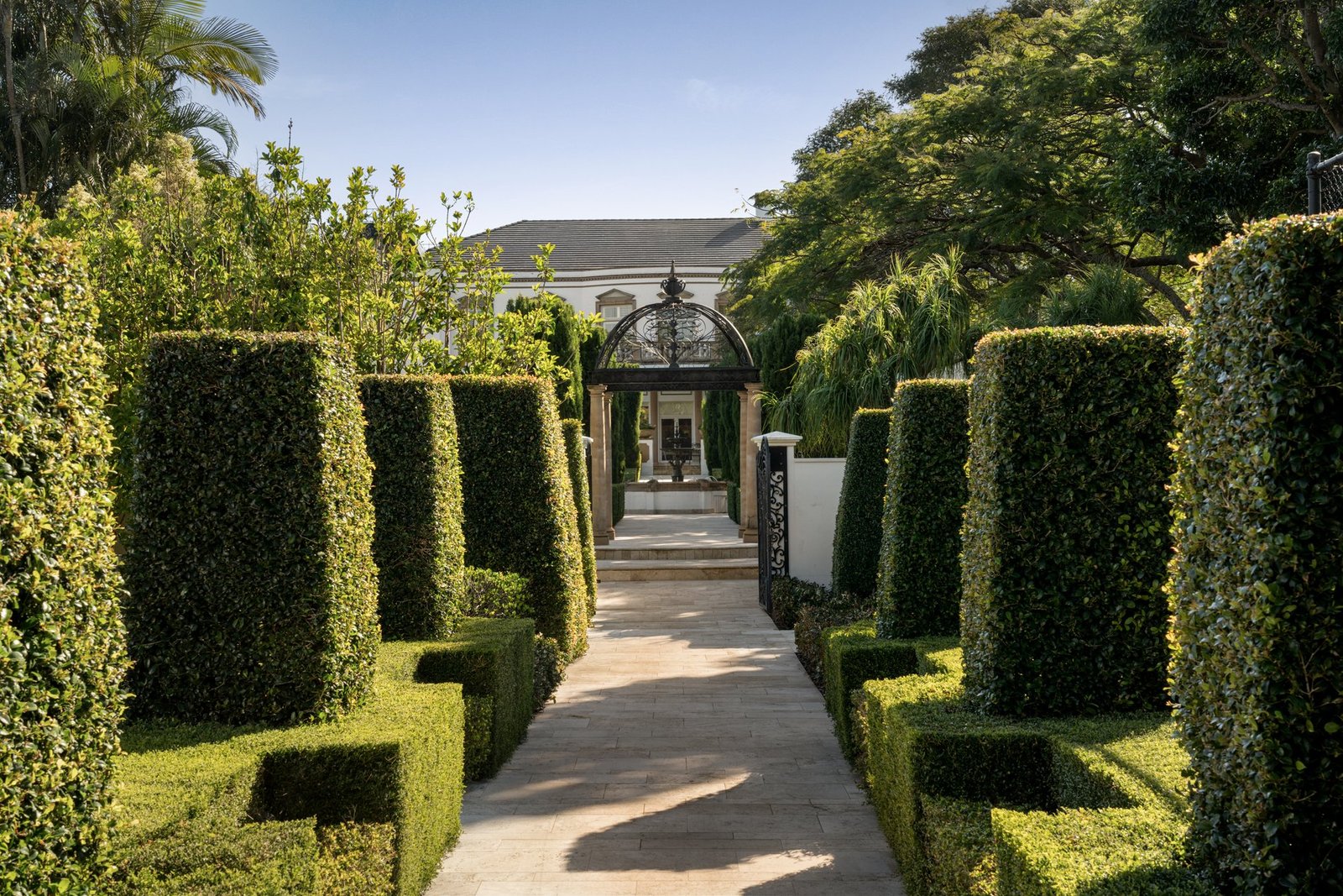 Where Luxury Reigns House in Robertson, Queensland, Australia