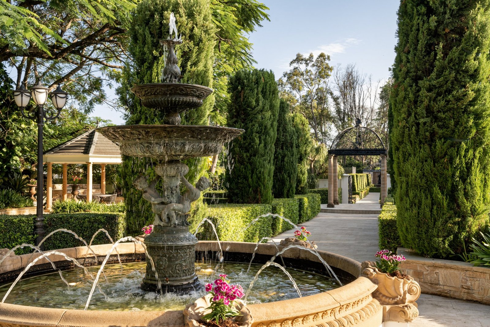 Where Luxury Reigns House in Robertson, Queensland, Australia