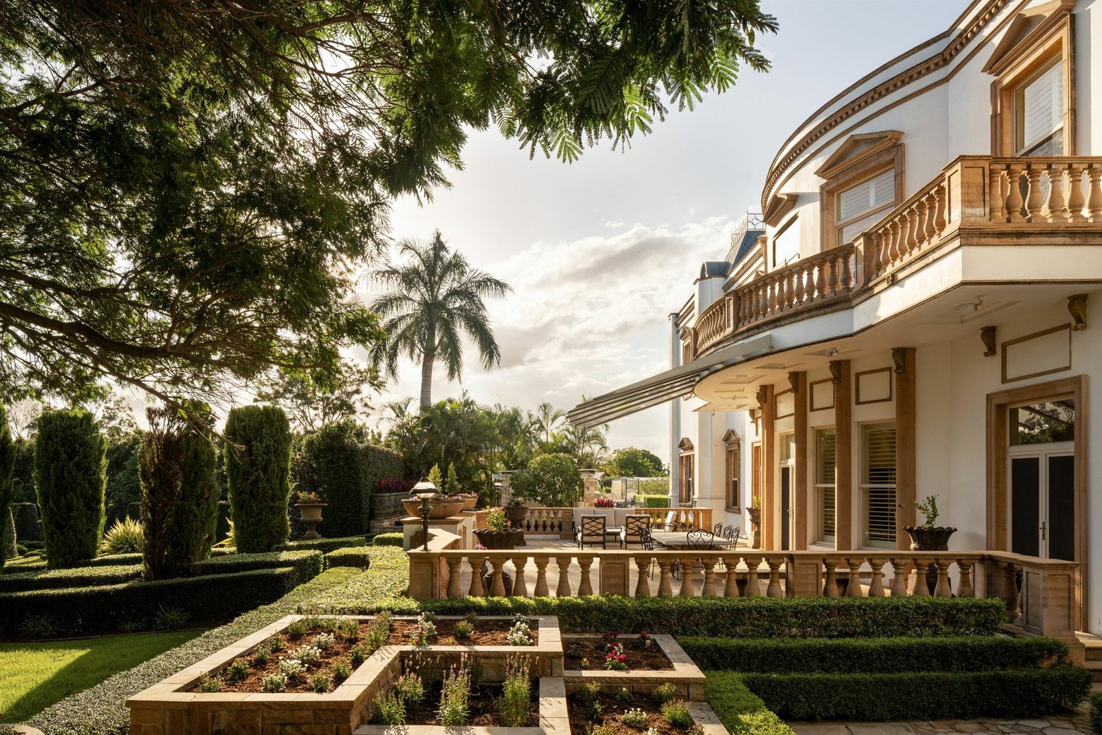 Where Luxury Reigns House in Robertson, Queensland, Australia